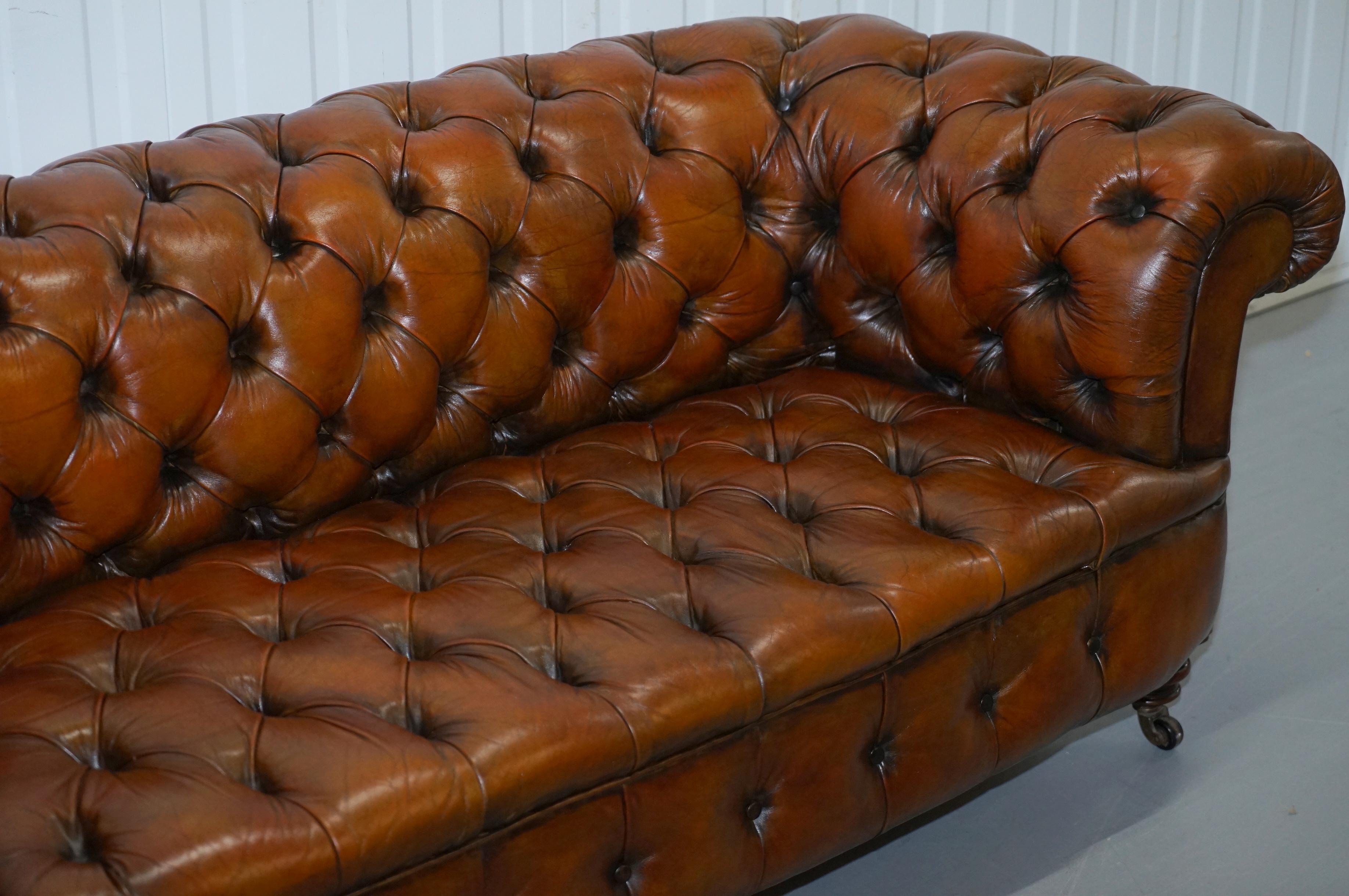 Restauriertes viktorianisches Sofa aus braunem Chesterfield-Leder, 1890 Cornelius V. Smith Stempel (Englisch) im Angebot