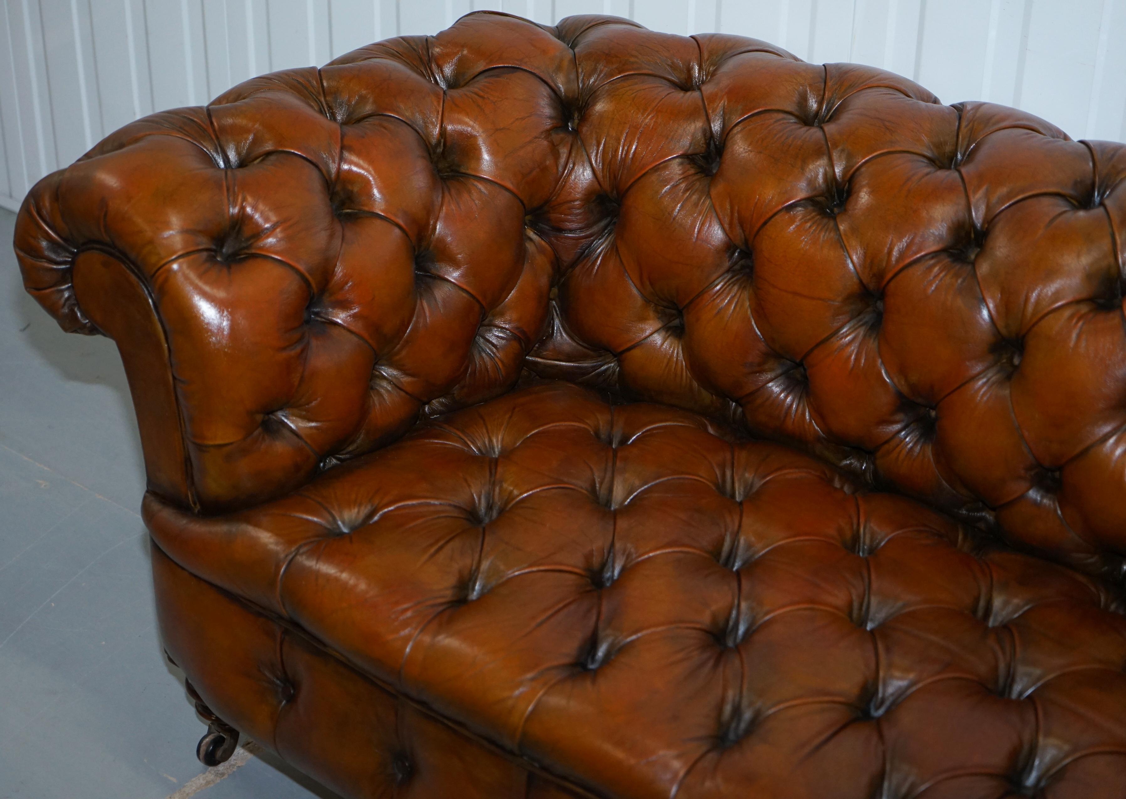 Restauriertes viktorianisches Sofa aus braunem Chesterfield-Leder, 1890 Cornelius V. Smith Stempel (Handgefertigt) im Angebot