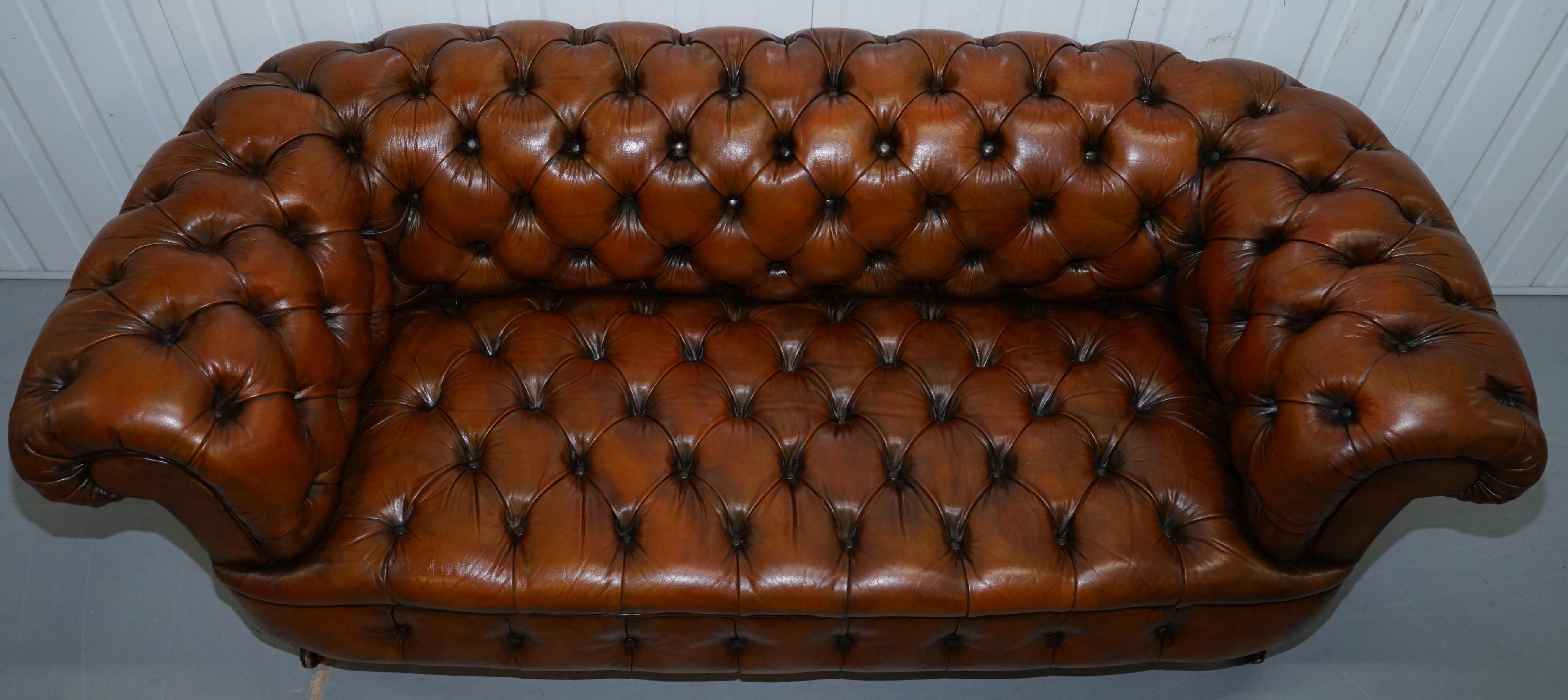 Restauriertes viktorianisches Sofa aus braunem Chesterfield-Leder, 1890 Cornelius V. Smith Stempel im Angebot 3