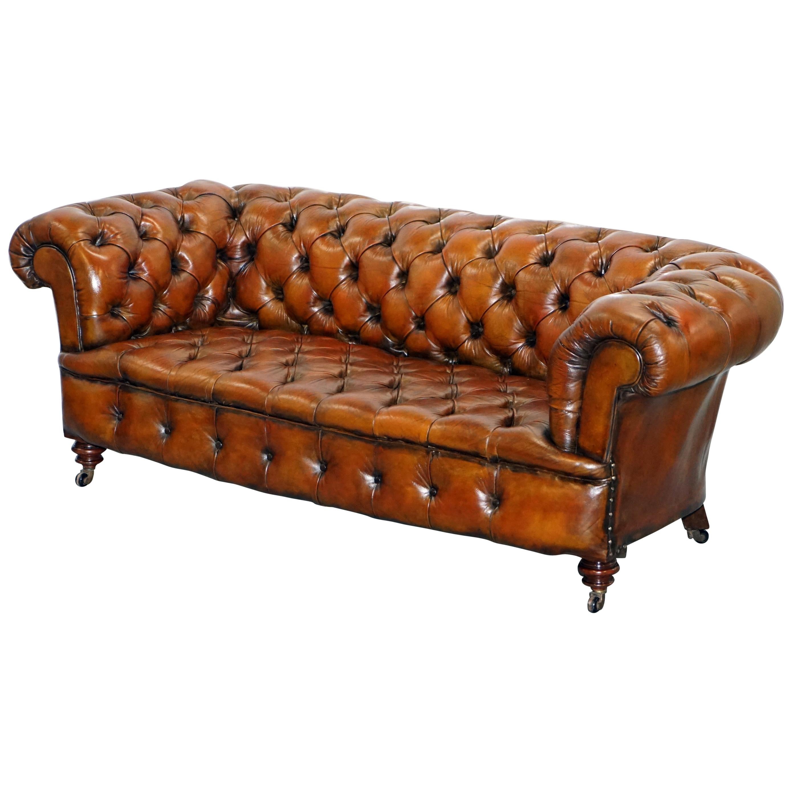 Canapé en cuir marron restauré de style victorien 1890 Cornelius V. Smith Stamp Chesterfield