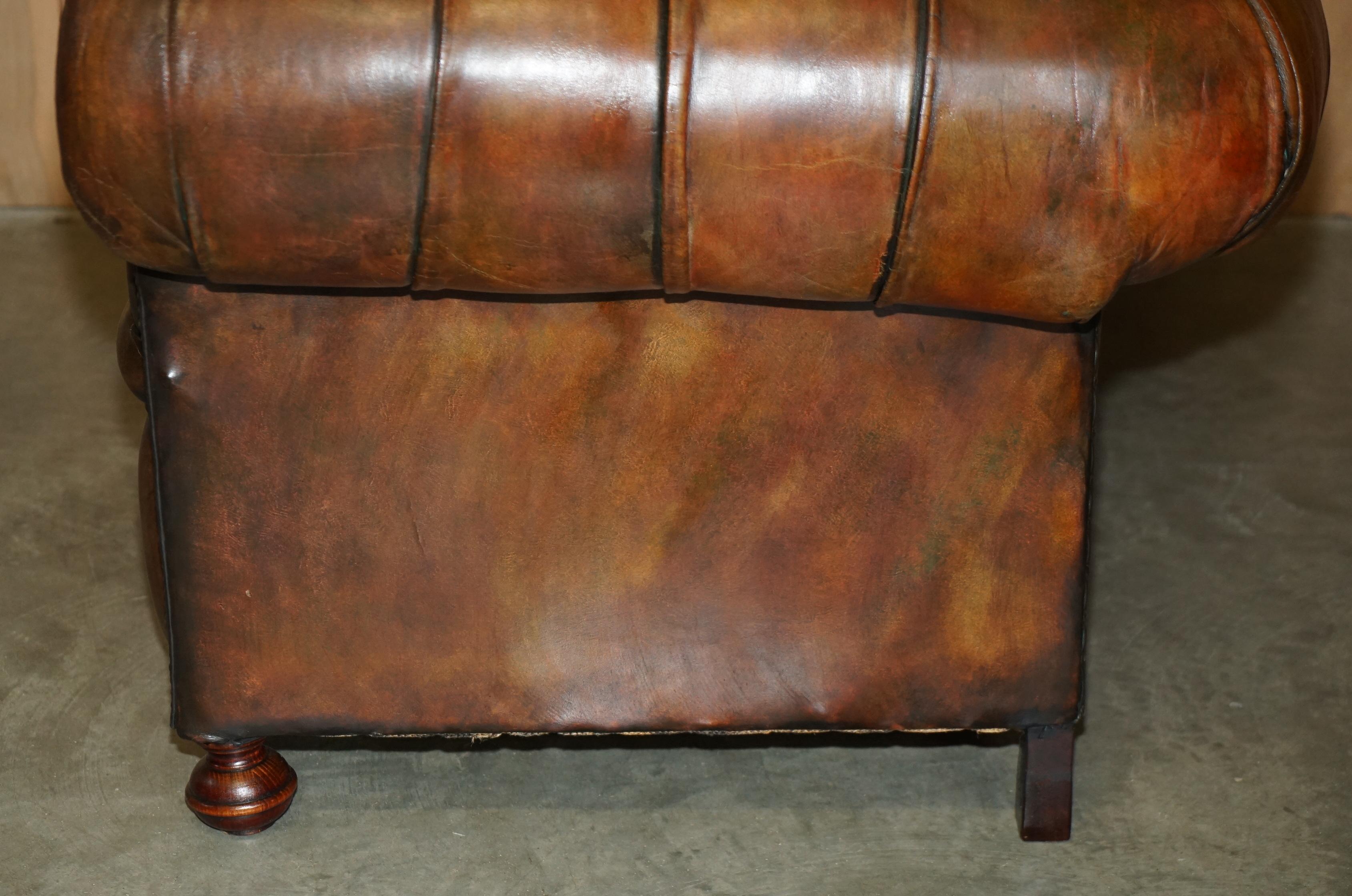 RESTORED VICTORiAN 1890 EXTRA LARGE ARMED CHESTERFIELD BROWN LEATHER CLUB SOFA For Sale 7