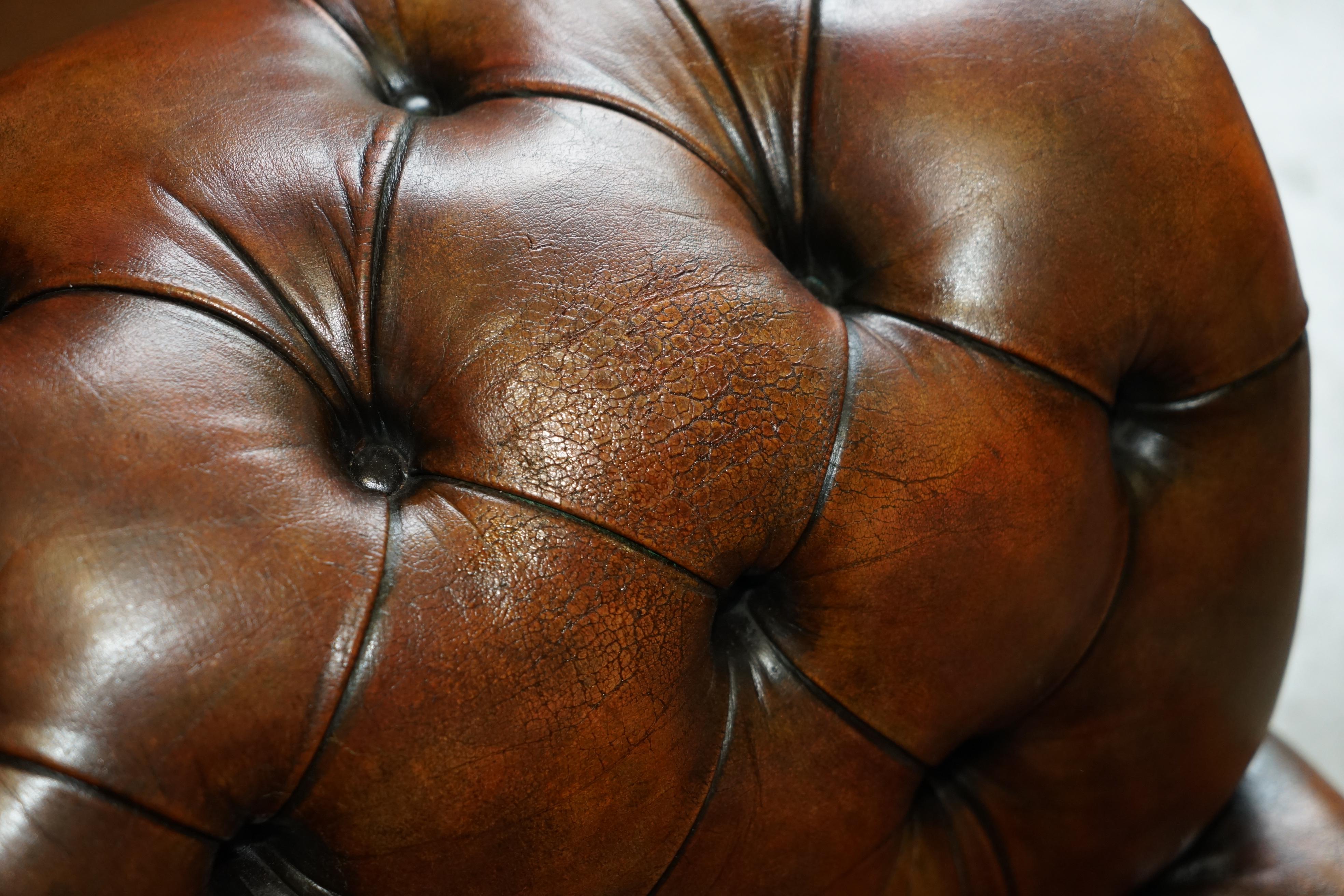RESTORED VICTORiAN 1890 EXTRA LARGE ARMED CHESTERFIELD BROWN LEATHER CLUB SOFA For Sale 9