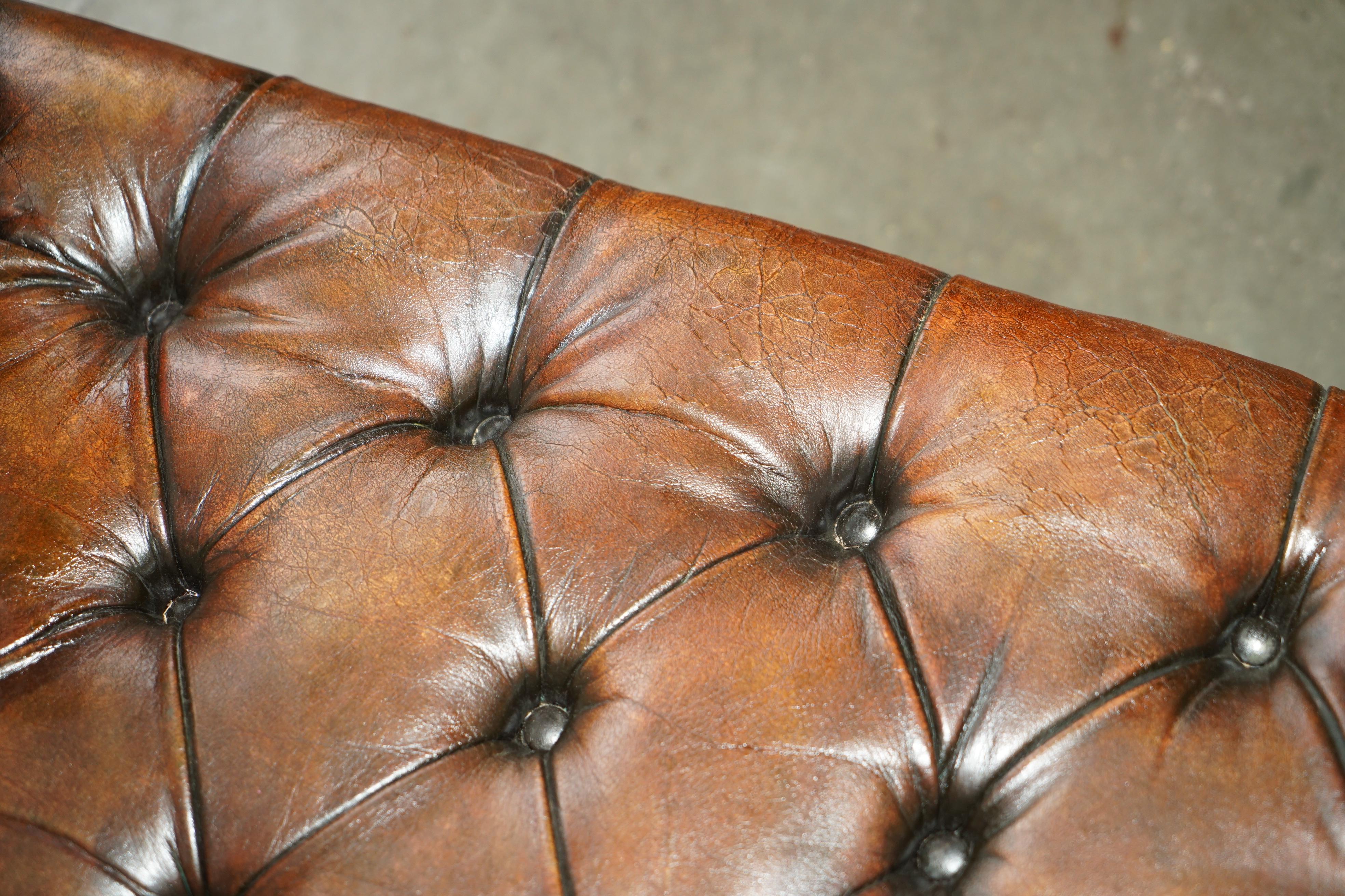 RESTORED VICTORiAN 1890 EXTRA LARGE ARMED CHESTERFIELD BROWN LEATHER CLUB SOFA For Sale 10