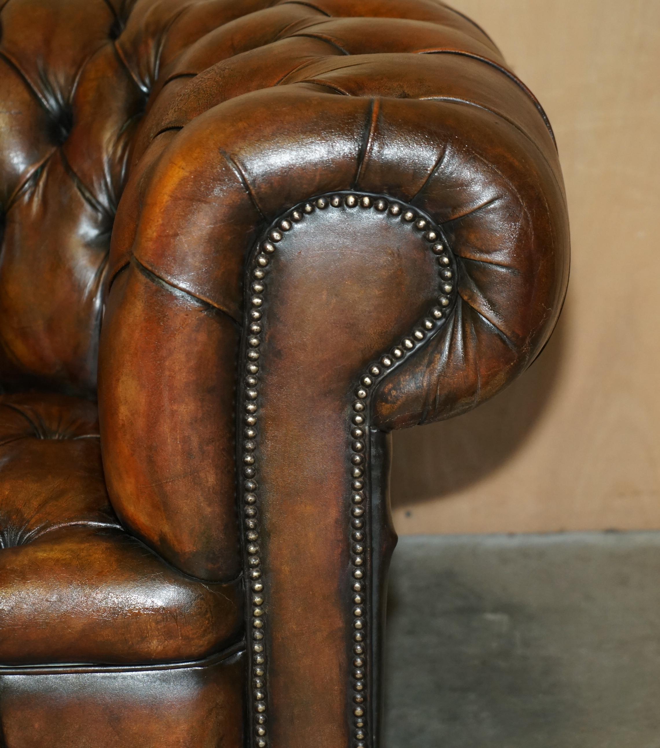RESTORED VICTORiAN 1890 EXTRA LARGE ARMED CHESTERFIELD BROWN LEATHER CLUB SOFA For Sale 2