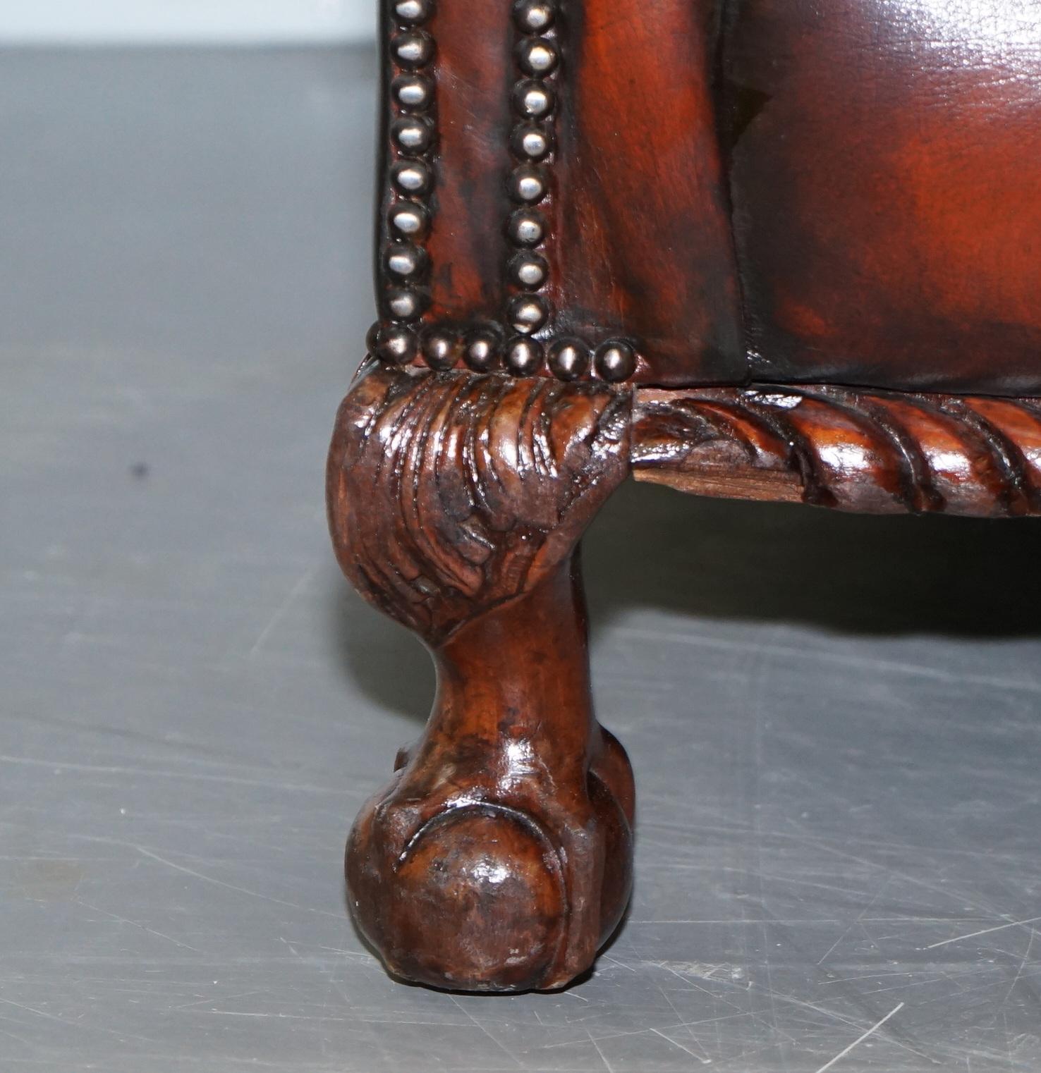 Canapé Victorien en cuir Brown teint à la main restauré Pieds Claw and Ball Coussin en plumes en vente 6