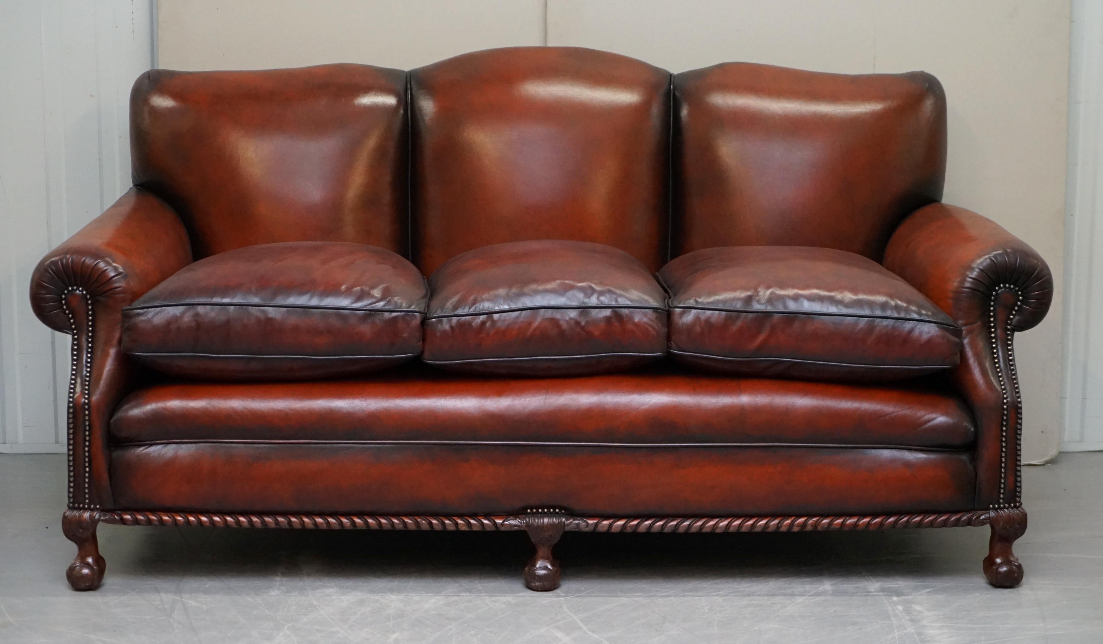 Wir freuen uns, diese atemberaubende vollständig restauriert späten viktorianischen Club-Sofa mit Thomas Chippendale-Stil Klaue & Ball Füße

Ein wirklich bemerkenswerter Fund. Ich habe bisher nur ein oder zwei frühe Clubsofas mit Beinen im