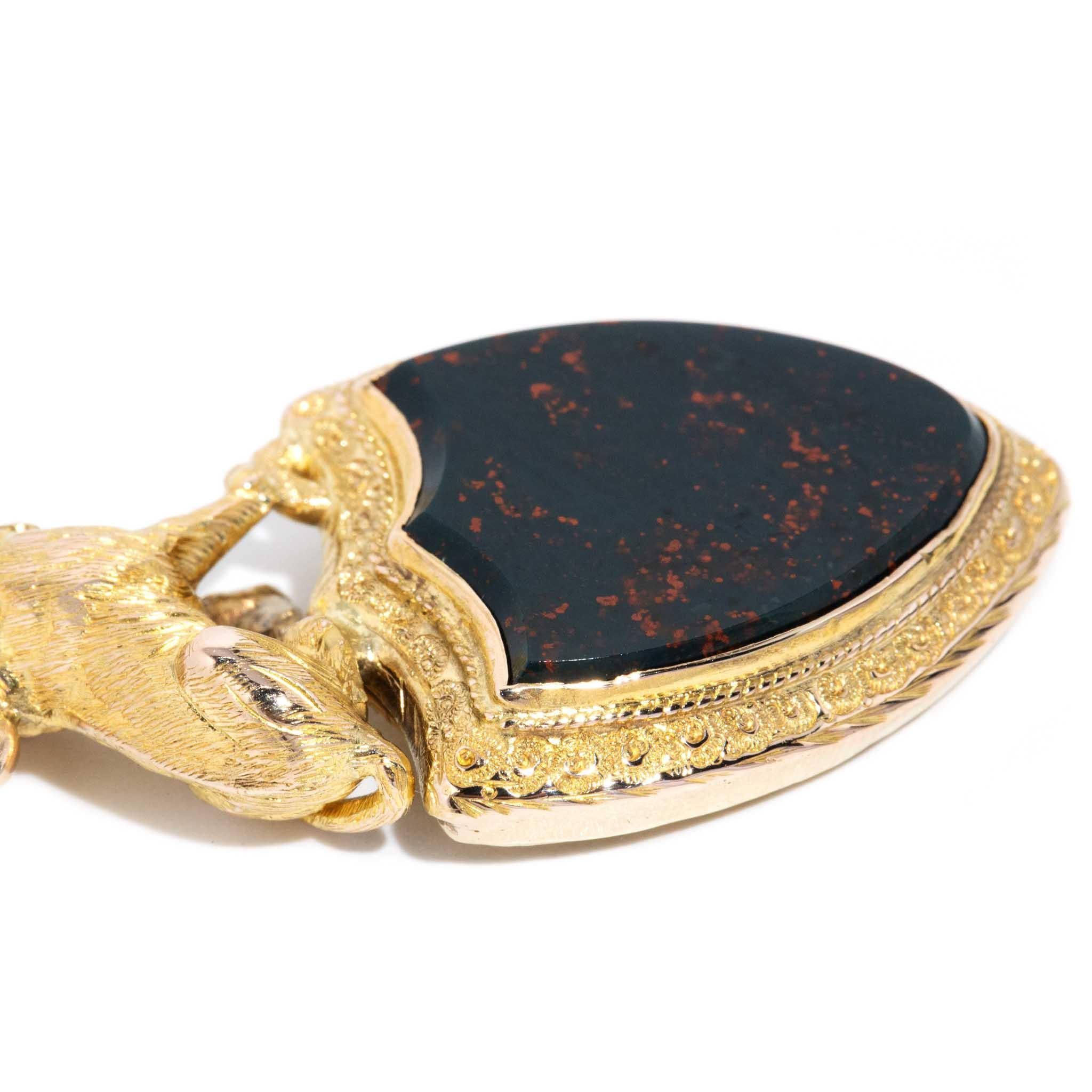 Pendentif victorien restauré gravé à la main en pierre de sang de lion 9 et 15 carats en vente 1