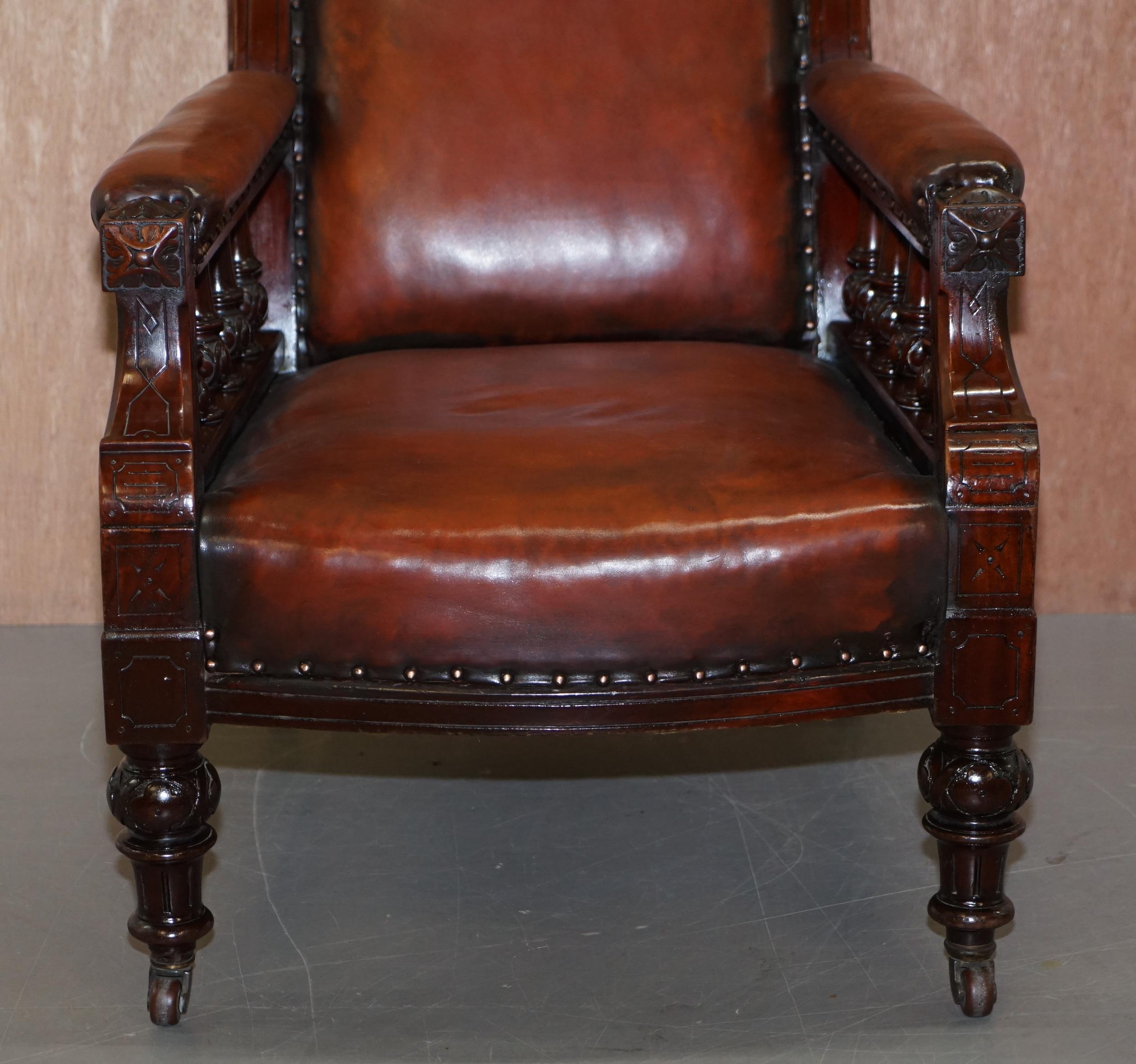 Sillón de lectura de biblioteca victoriano restaurado de madera dura teñida a mano de cuero marrón 1