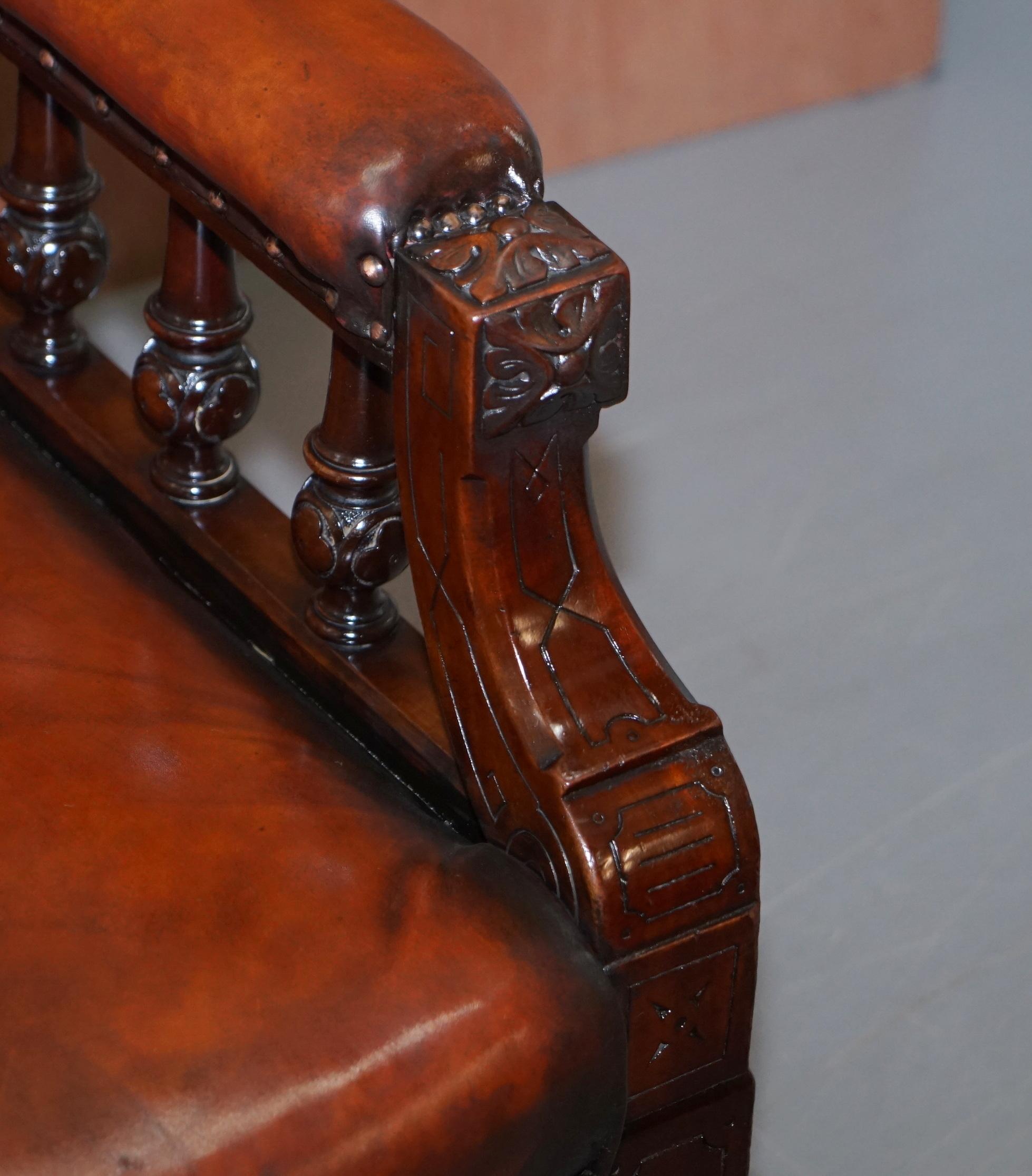 Sillón de lectura de biblioteca victoriano restaurado de madera dura teñida a mano de cuero marrón en Bueno Estado en West Sussex, Pulborough