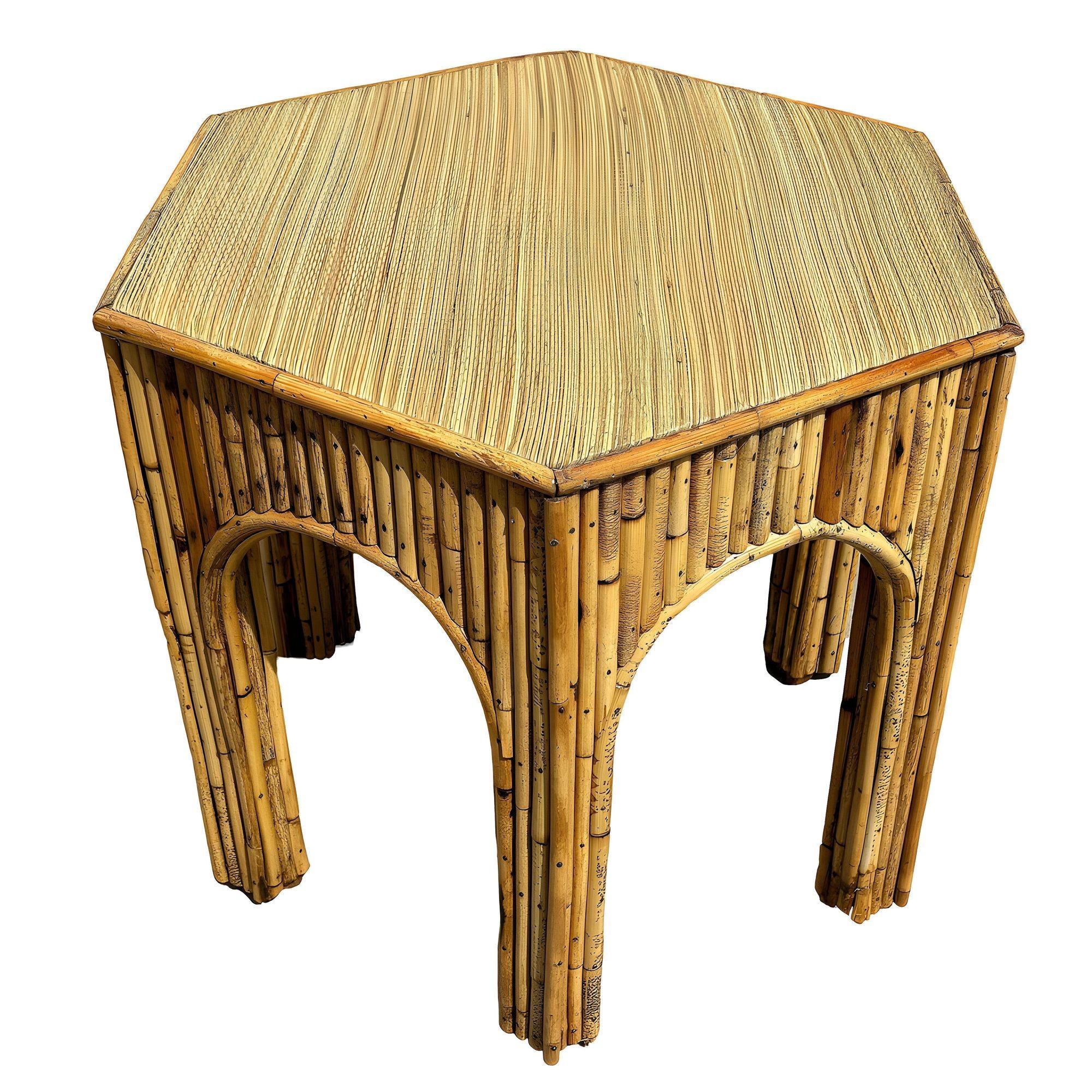 Table d'appoint en rotin de roseau en forme d'hexagone, magnifiquement restaurée, avec 6 arcs de chaque côté de la forme hexagonale. Cette pièce unique présente un dessus de tapis d'herbe tissé à la main, mettant en valeur la beauté naturelle des