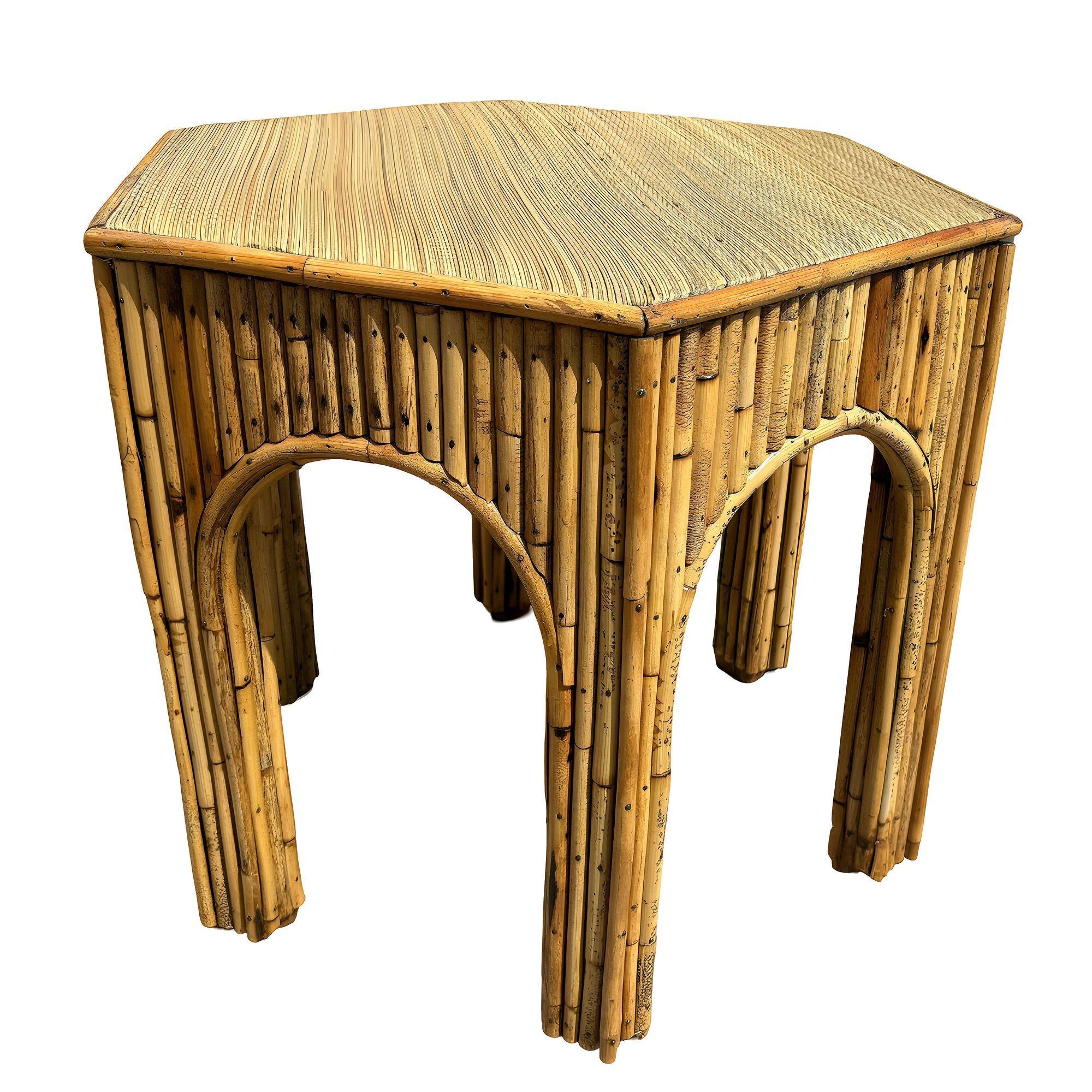 Table d'appoint victorienne restaurée en rotin Sticks Hexagonale Arquée Excellent état - En vente à Van Nuys, CA