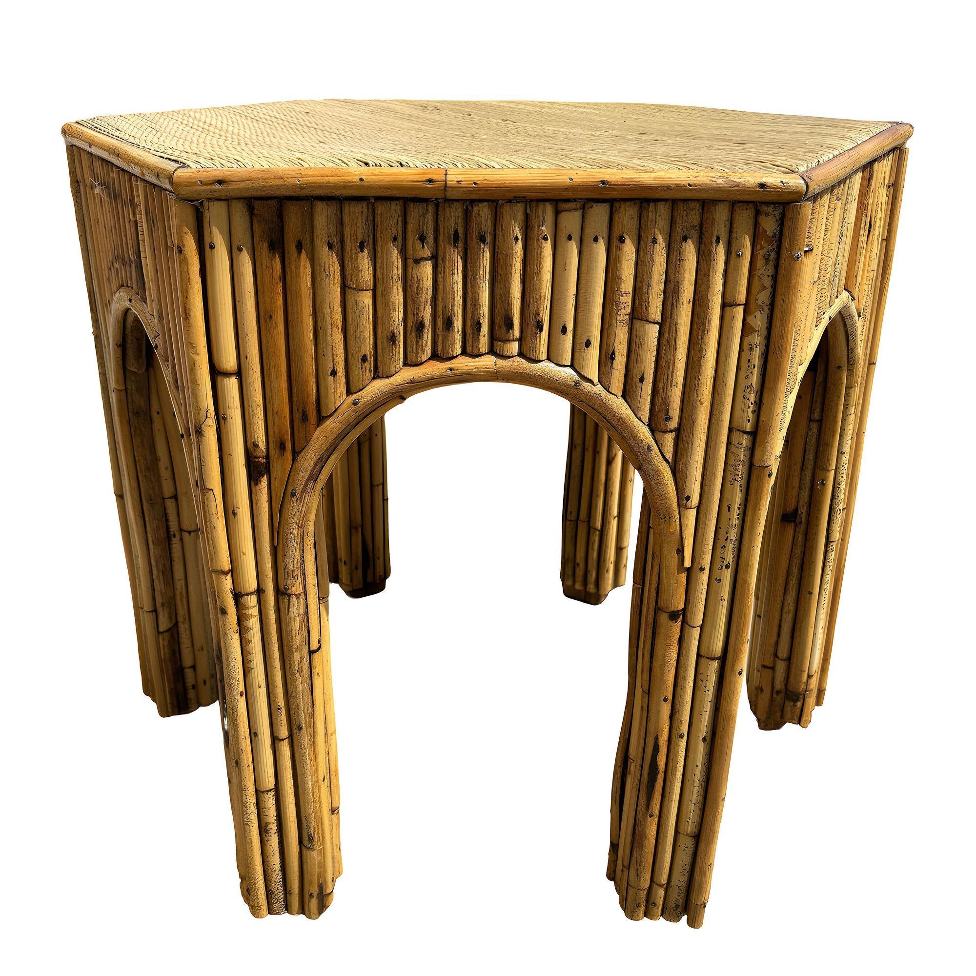Début du 20ème siècle Table d'appoint victorienne restaurée en rotin Sticks Hexagonale Arquée en vente