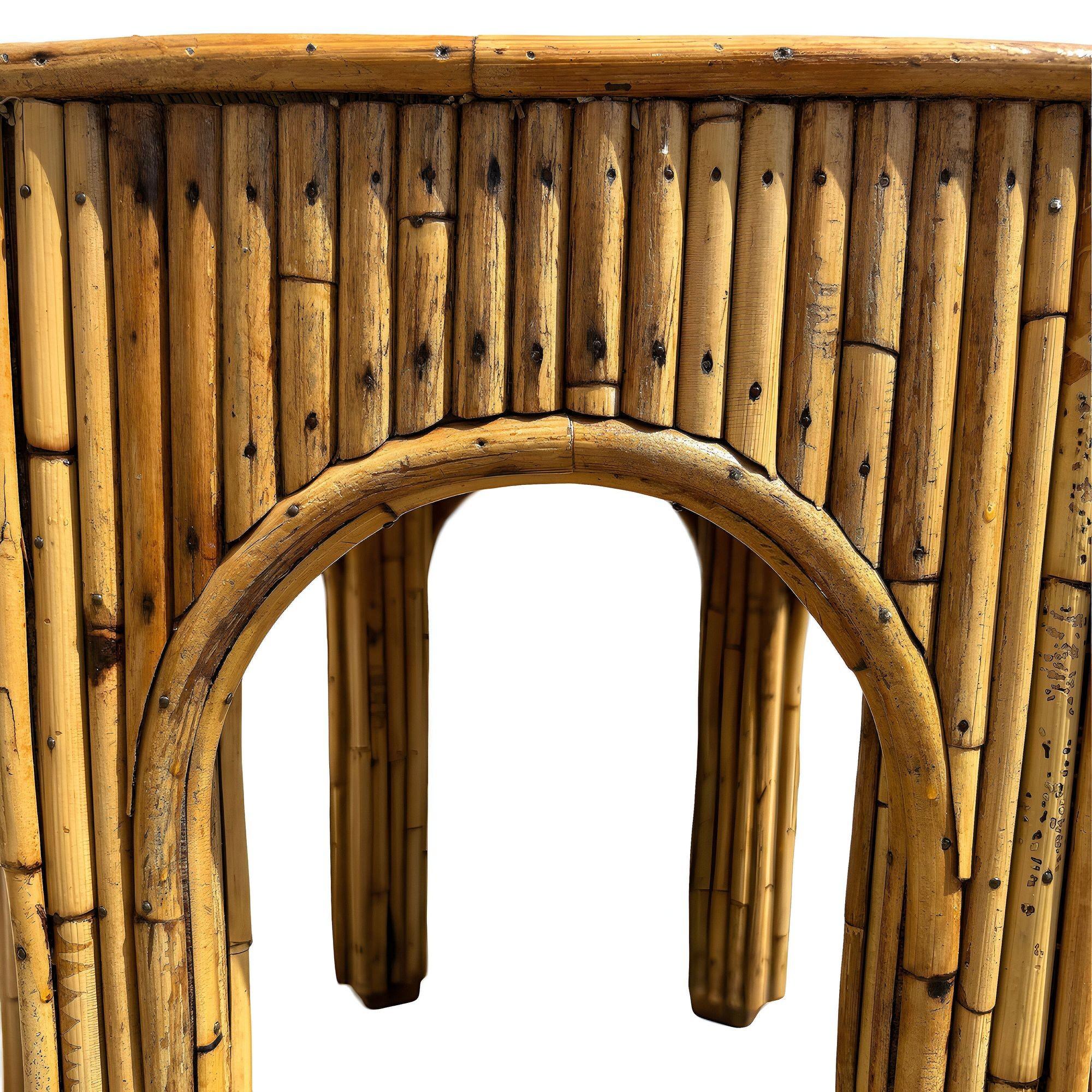 Rotin Table d'appoint victorienne restaurée en rotin Sticks Hexagonale Arquée en vente
