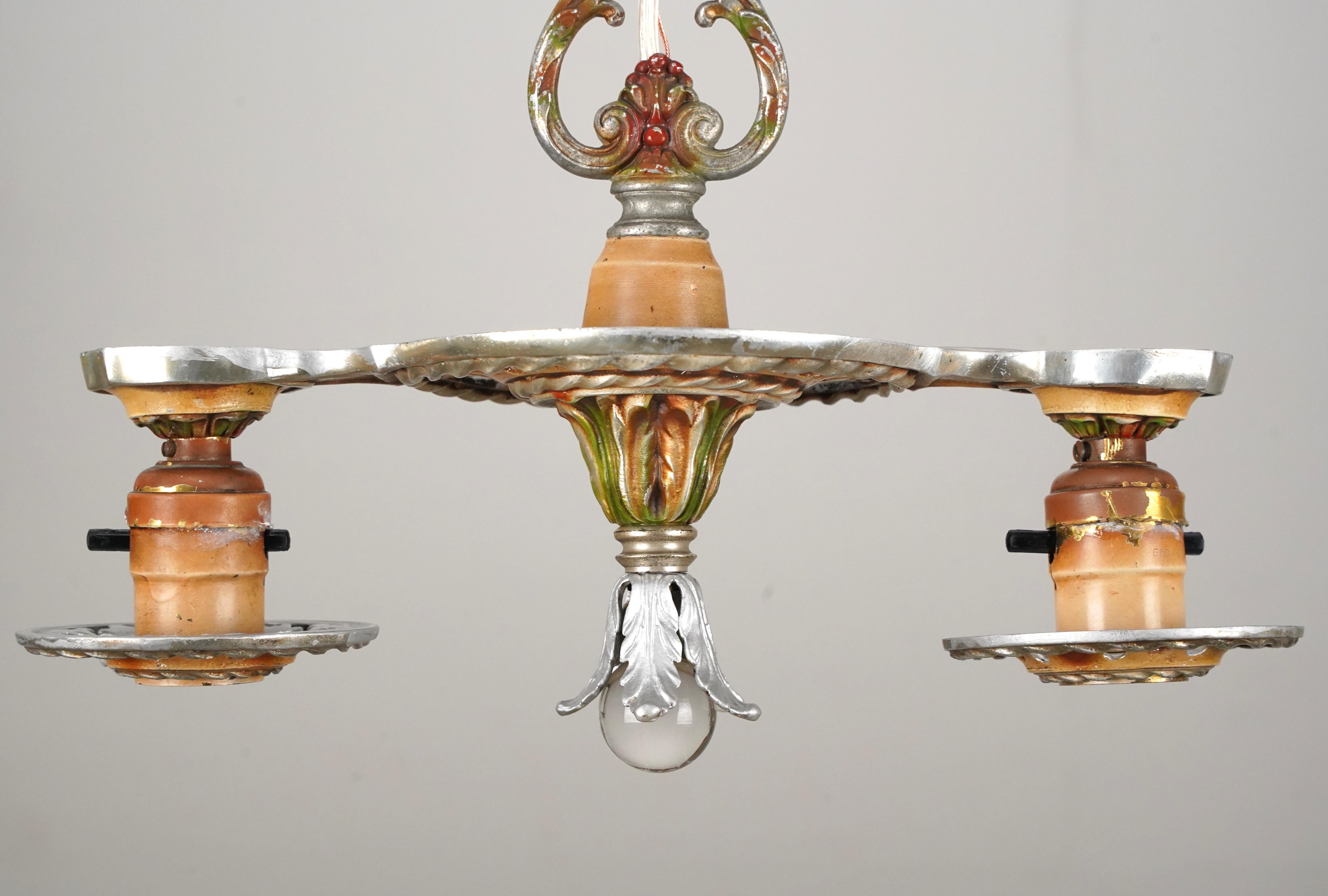 Lampadario in stile vittoriano realizzato in ottone con finitura in nichel e accenti in oro, verde e rosso. La catena e il baldacchino sono in acciaio spazzolato. Richiede due lampadine standard di tipo Edison a base media. Buone condizioni con