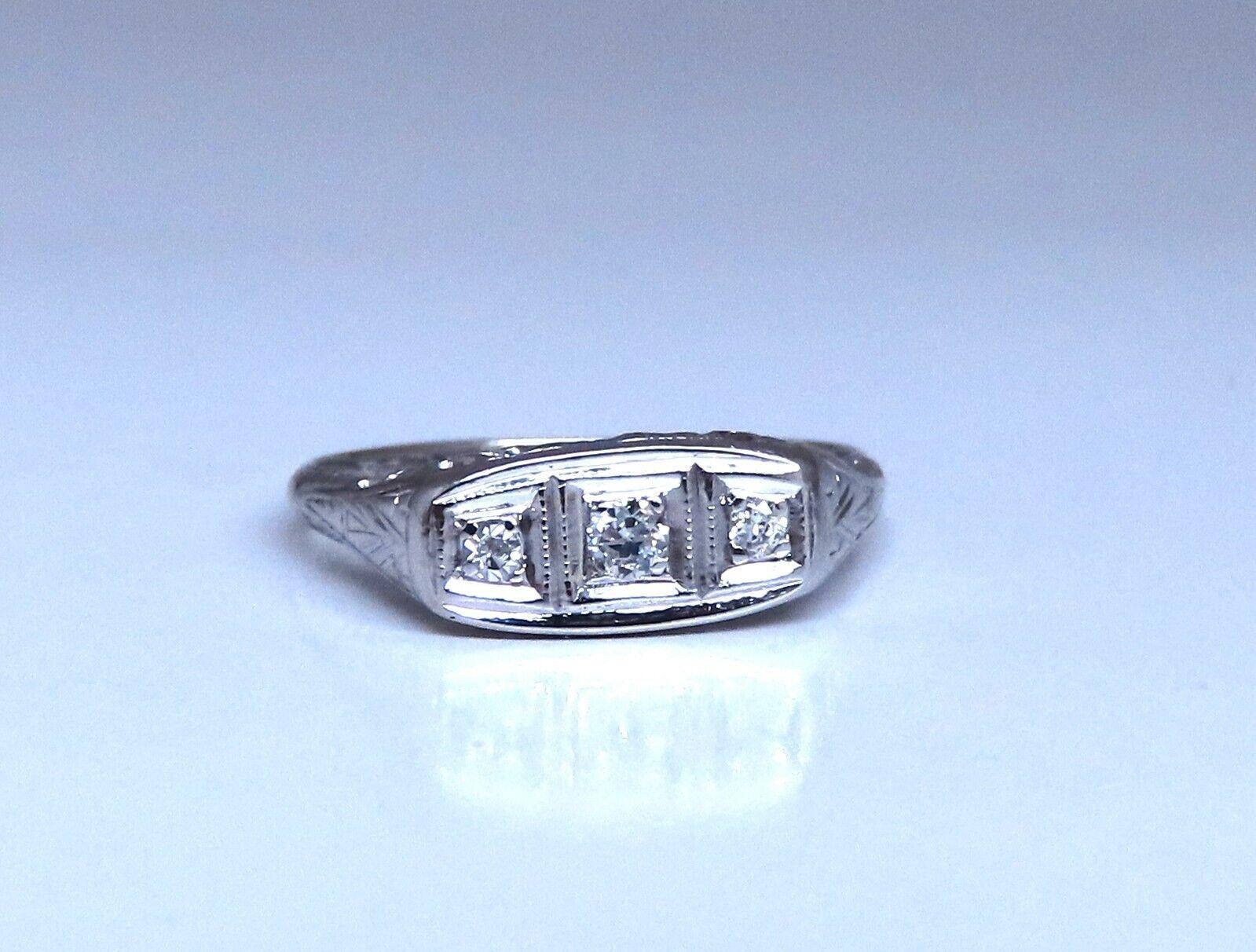 .14ct Natürliche Rundschliff Diamanten Ring

vs-2 Klarheit H Farbe.

14kt Weißgold

2,1 Gramm

Tiefe: 3,5 mm

Breite: 6 mm

Aktuelle Ringgröße: 8

Kann die Größe professionell ändern, bitte anfragen.