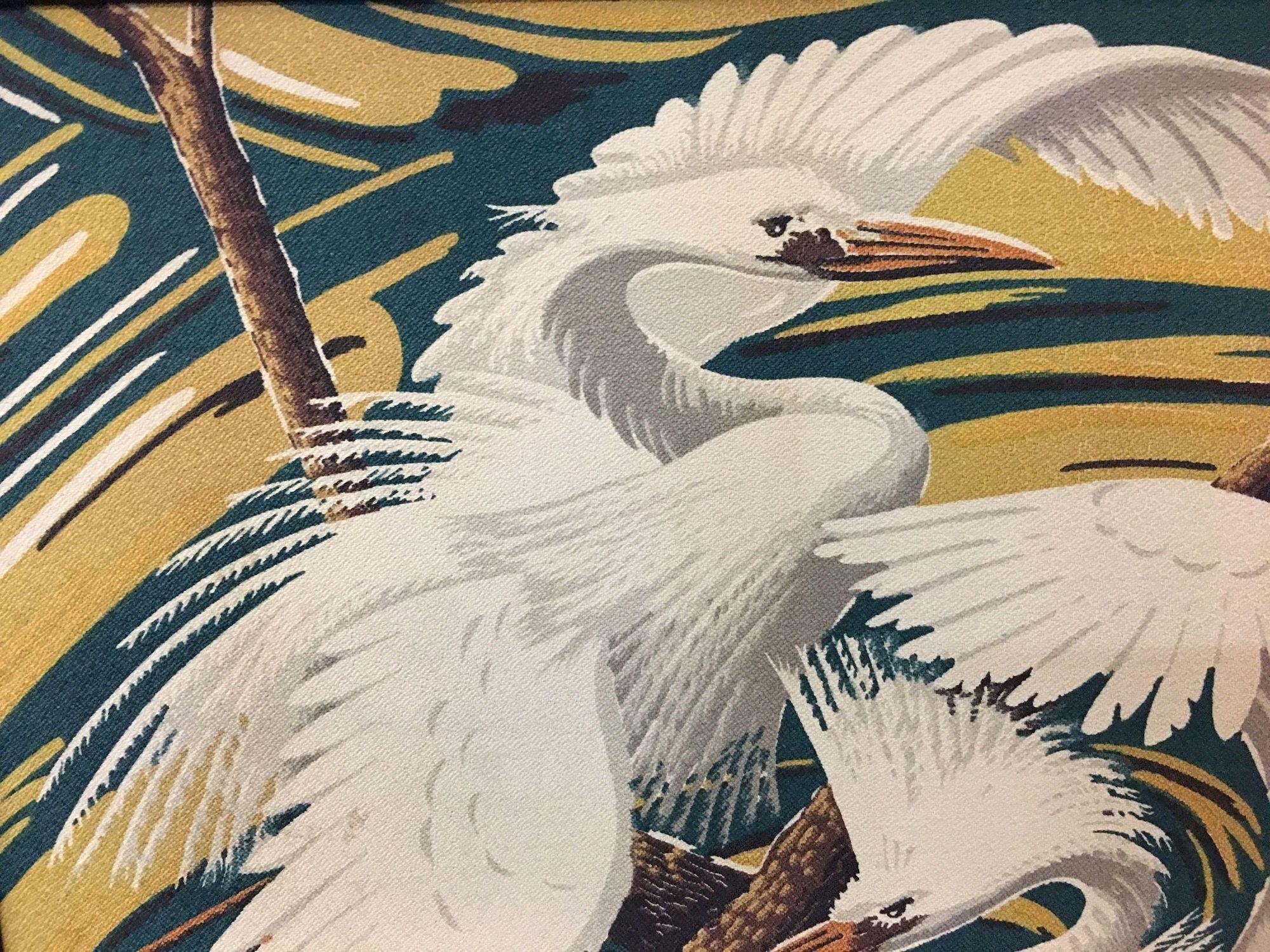 Dieses gerahmte Muster aus Kranichrindenstoff, das von der Firma Spectrum um 1949 hergestellt wurde, diente als Schaufenster der Designästhetik der Jahrhundertmitte. In den Rattan-Showrooms auf der ganzen Welt verkörpert es die Faszination der