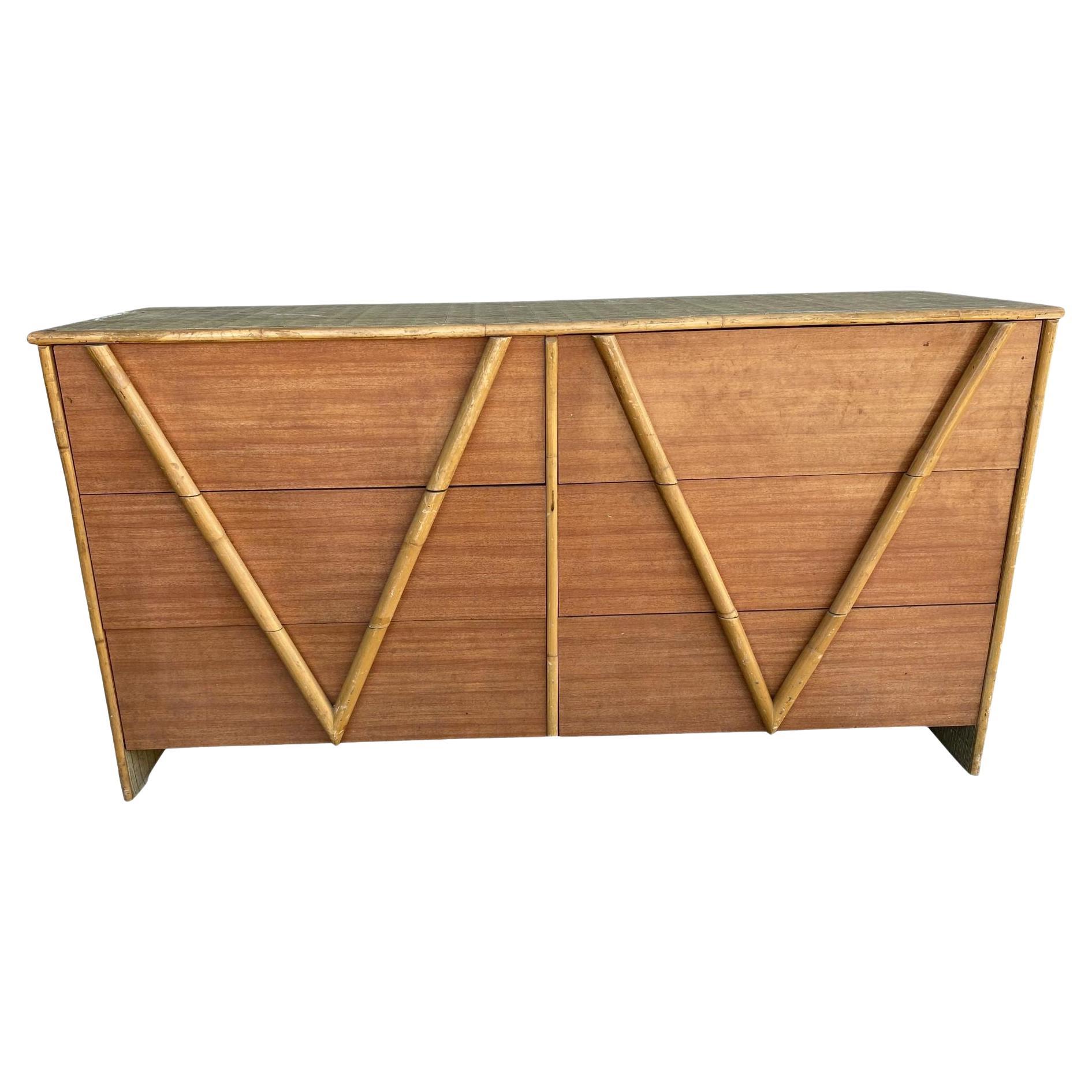 Restauré Vintage 1950s Teck et Rice Mat "V" Lowboy Dresser With Rattan