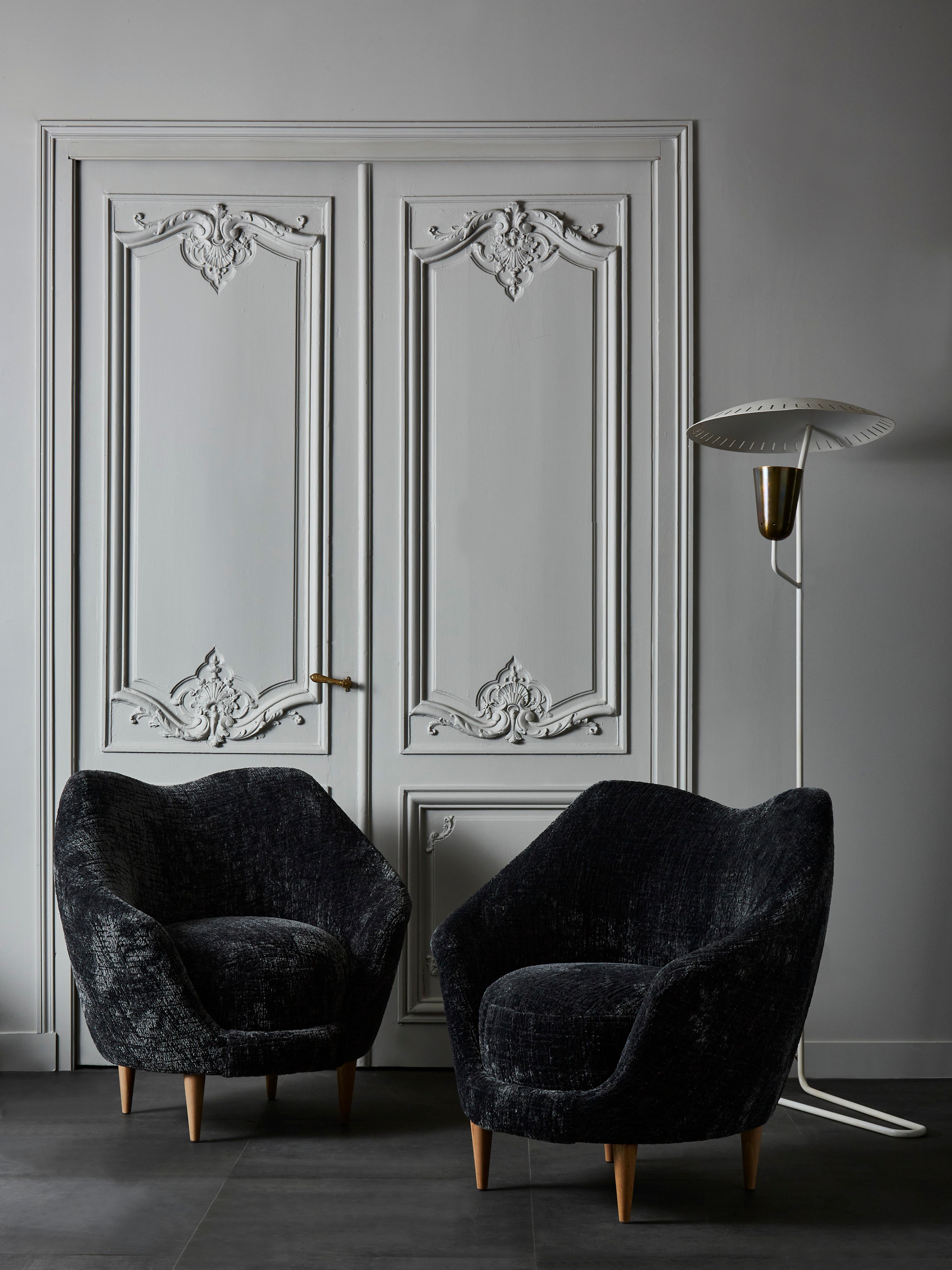 Stunning pair of vintage armchairs entirely restored and reupholstered with a high quality grey velvet by Metaphor Paris.
4 wooden feet.
Italy, 1970s.