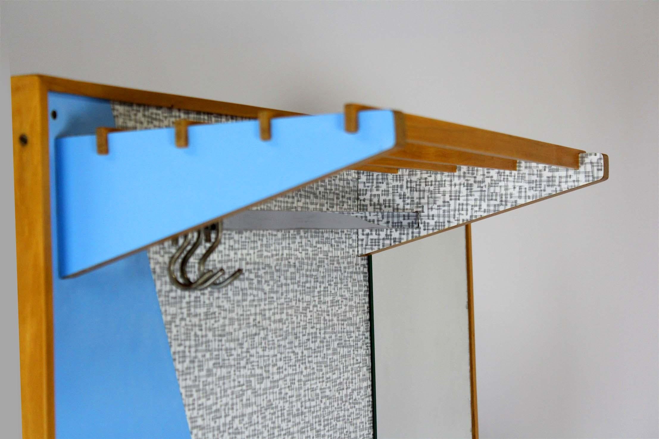 
Magnifique porte-manteau produit en 1972. Stratifiés formica originaux avec un motif combiné à des éléments en bois.
Il comprend une étagère pour les clés, un cintre avec goutte d'eau pour les parapluies, un grand cintre et un miroir.
Les éléments