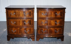 RESTORED VINTAGE ENGLISH PAIR OF BEDSIDE TABLES NIGHTSTAND WITH ORIGiNAL HANDLES