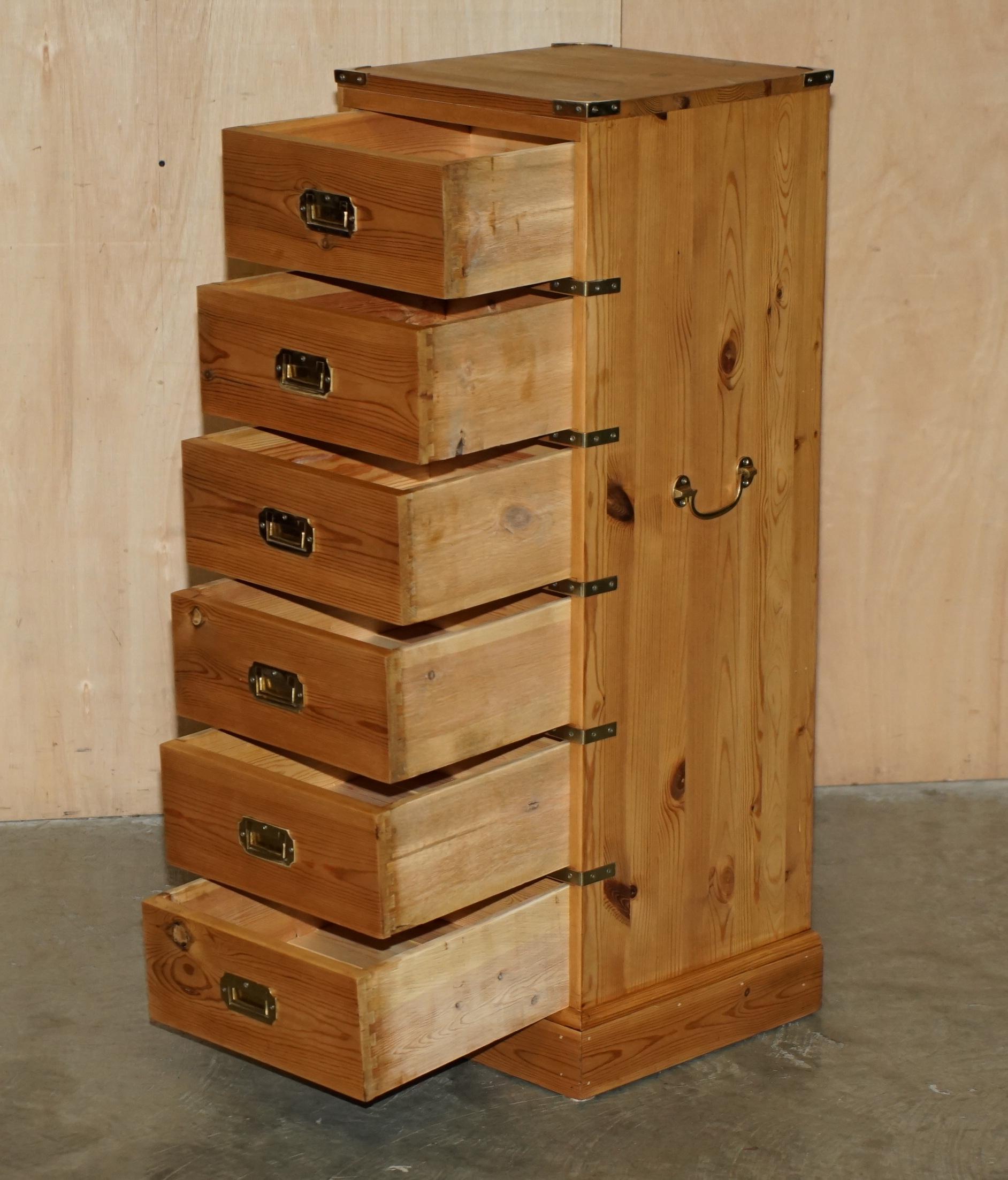 RESTORIERT ViNTAGE ENGLISCH KIEFER & BRASS MILITÄR KAMPFZUG TALLBOY CHEST OF DRAWERS im Angebot 2