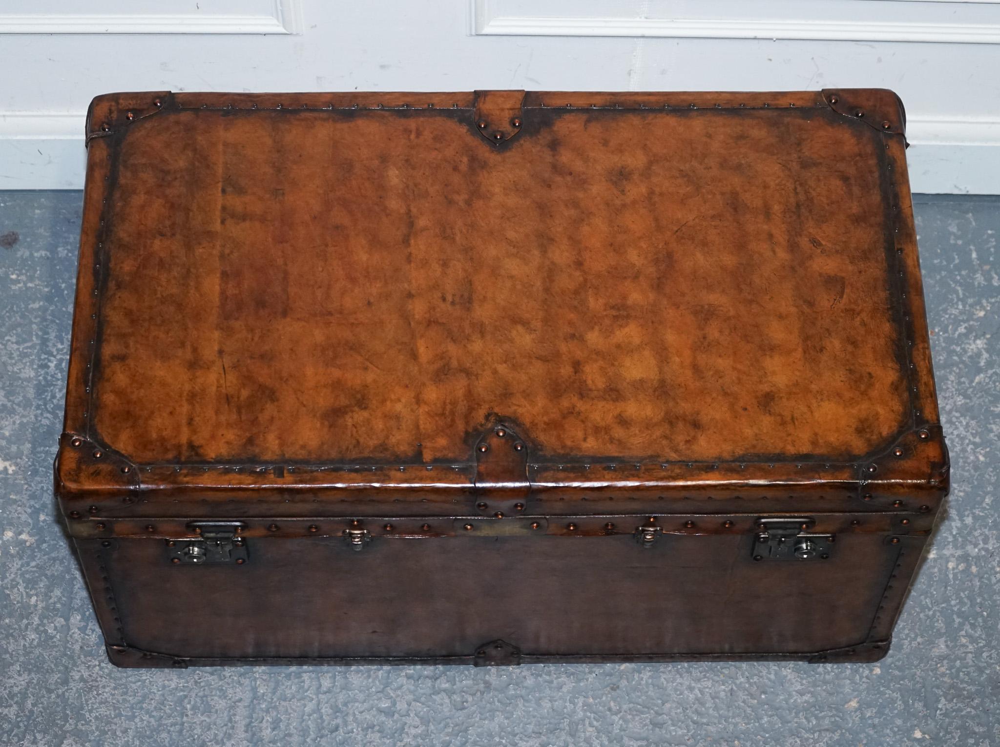 MOBILE DE STOCKAGE RESTAURÉE EN CUIR BRUN TEINT A LA MAIN ViNTAGE Bon état - En vente à Pulborough, GB