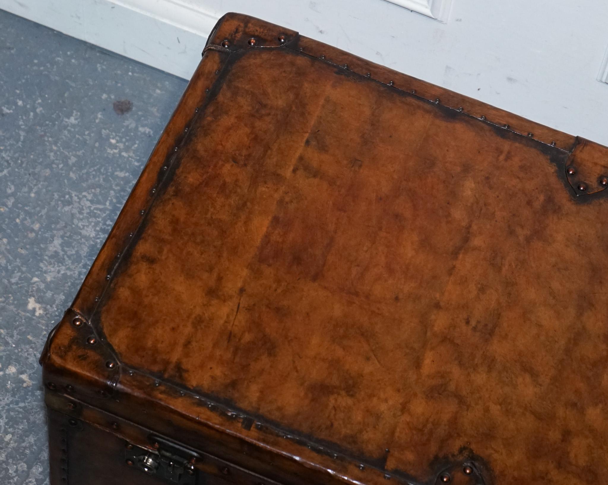 20ième siècle MOBILE DE STOCKAGE RESTAURÉE EN CUIR BRUN TEINT A LA MAIN ViNTAGE en vente