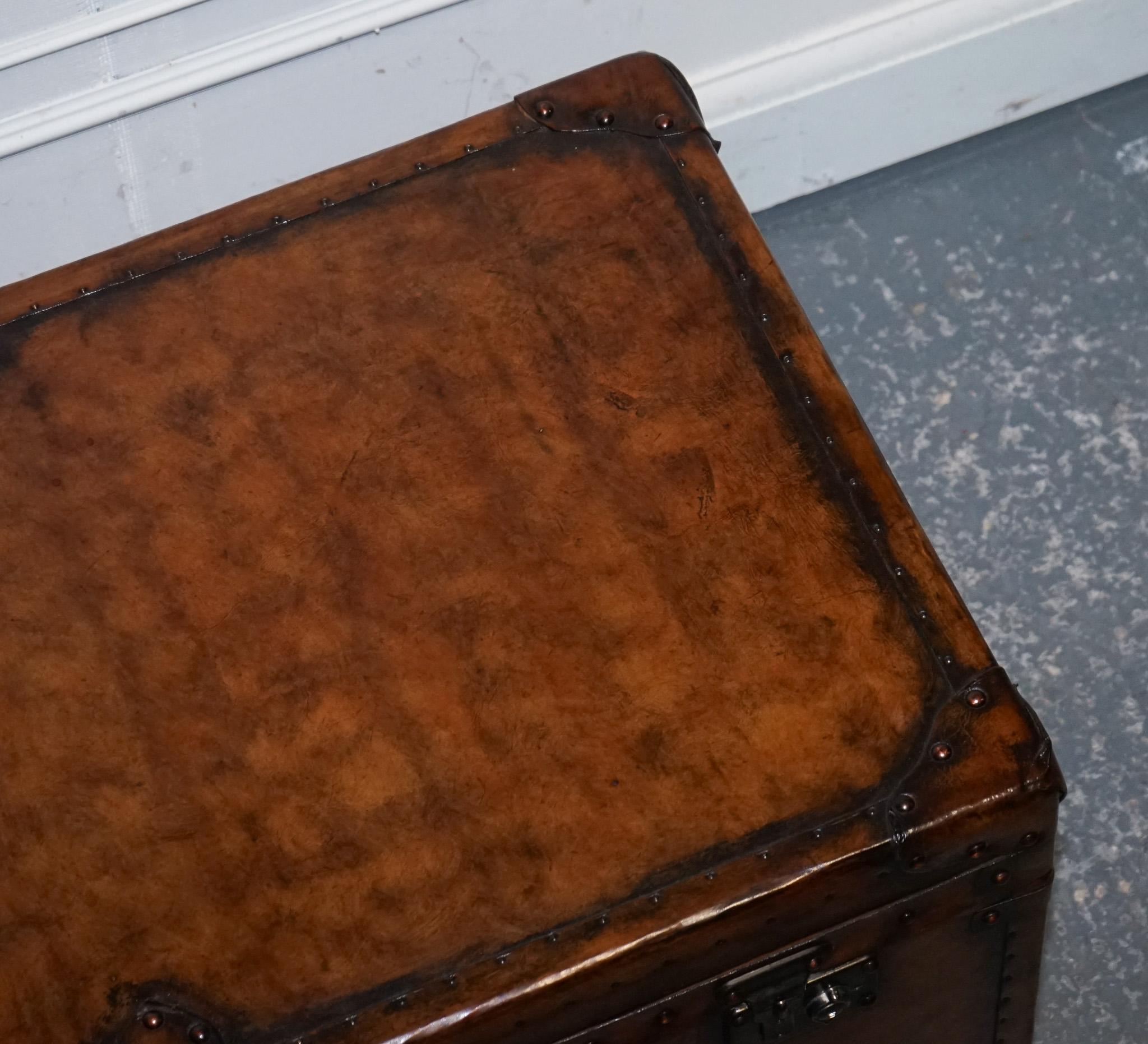 Cuir MOBILE DE STOCKAGE RESTAURÉE EN CUIR BRUN TEINT A LA MAIN ViNTAGE en vente
