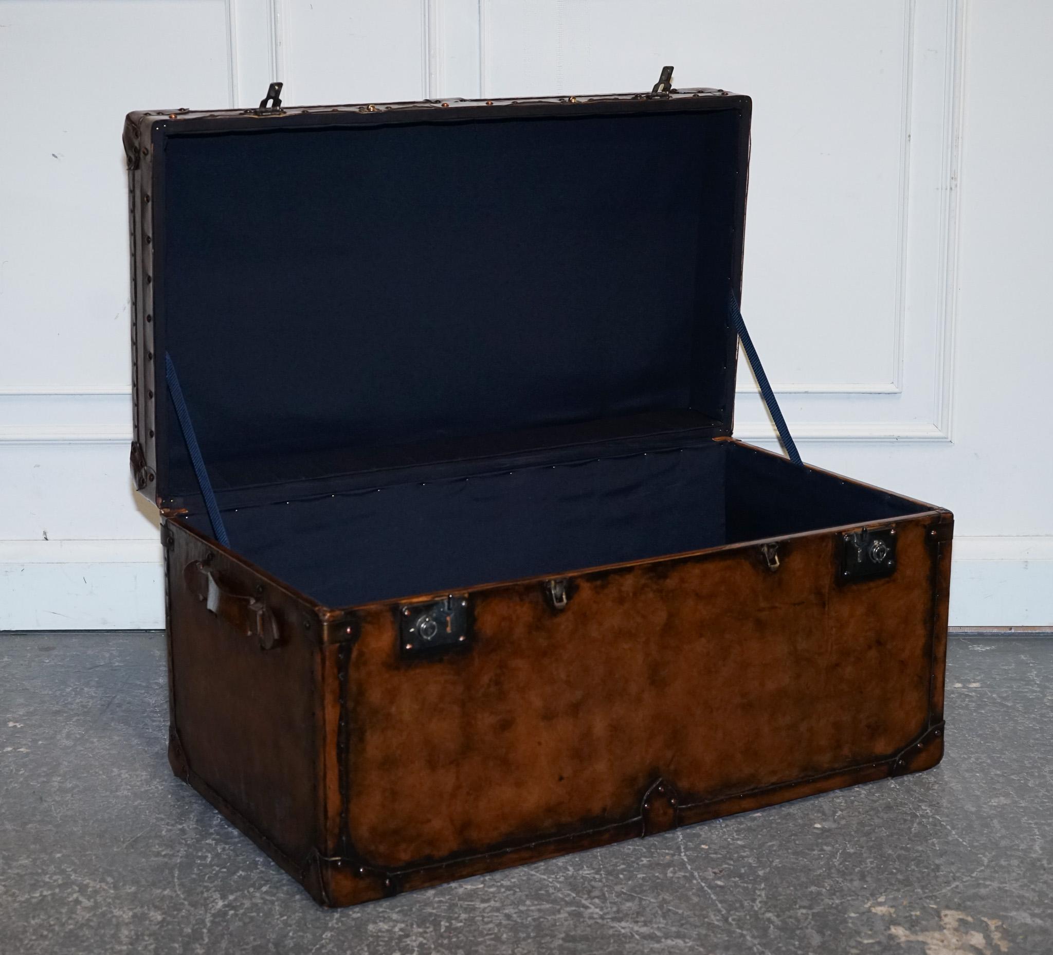 MOBILE DE STOCKAGE RESTAURÉE EN CUIR BRUN TEINT A LA MAIN ViNTAGE en vente 1