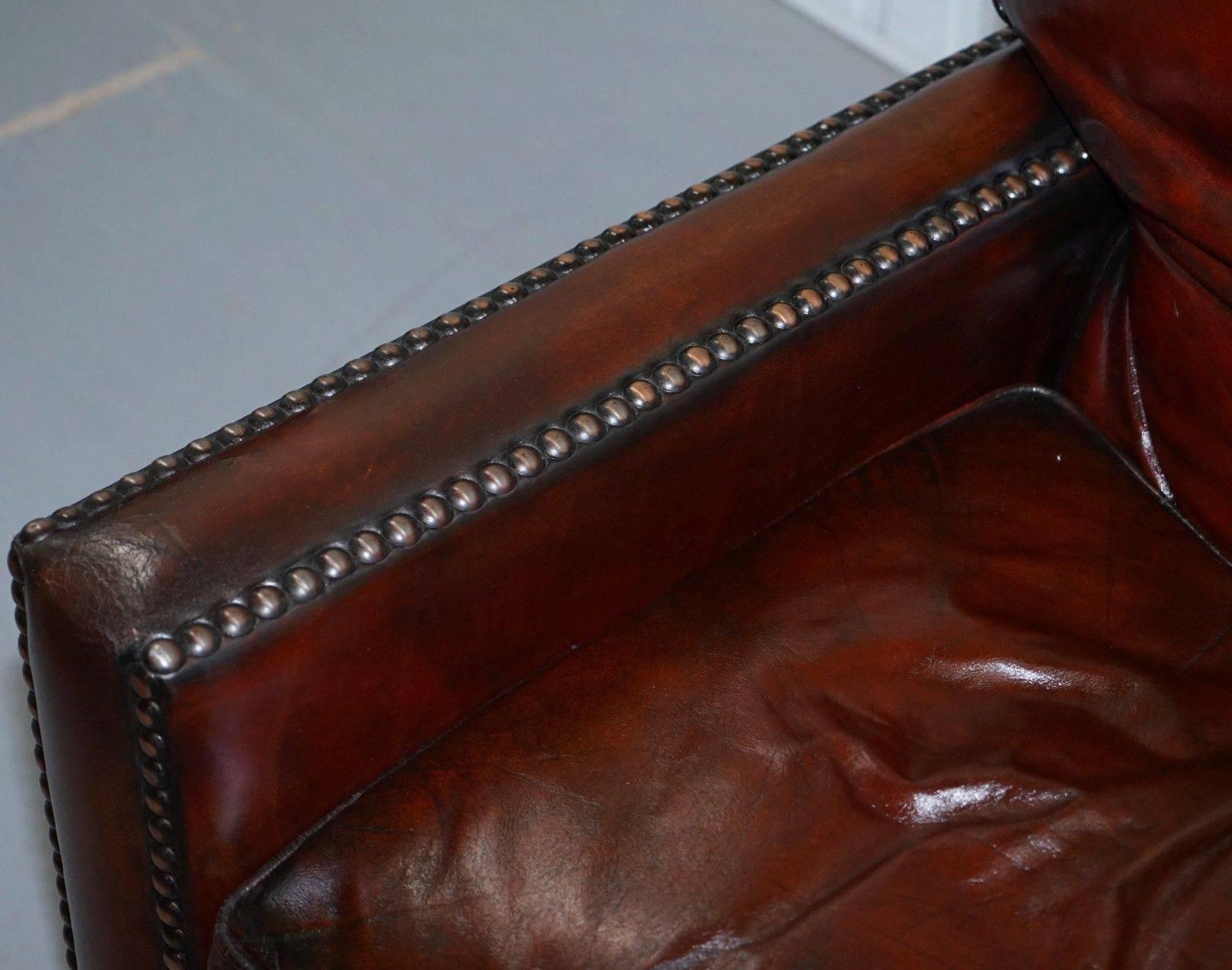 20ième siècle Fauteuil en cuir bordeaux restauré et fabriqué à la main à Chelsea, faisant partie de la suite en vente