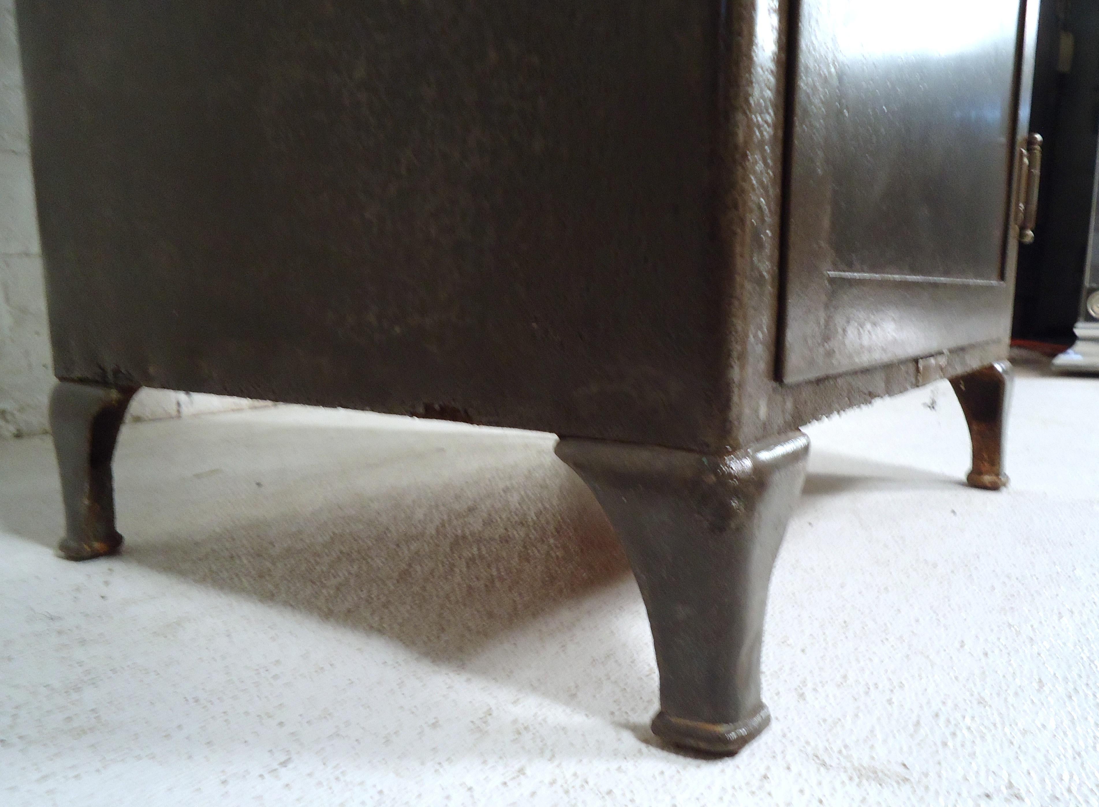 Restaurierter industrieller medizinischer Vintage-Schrank 1