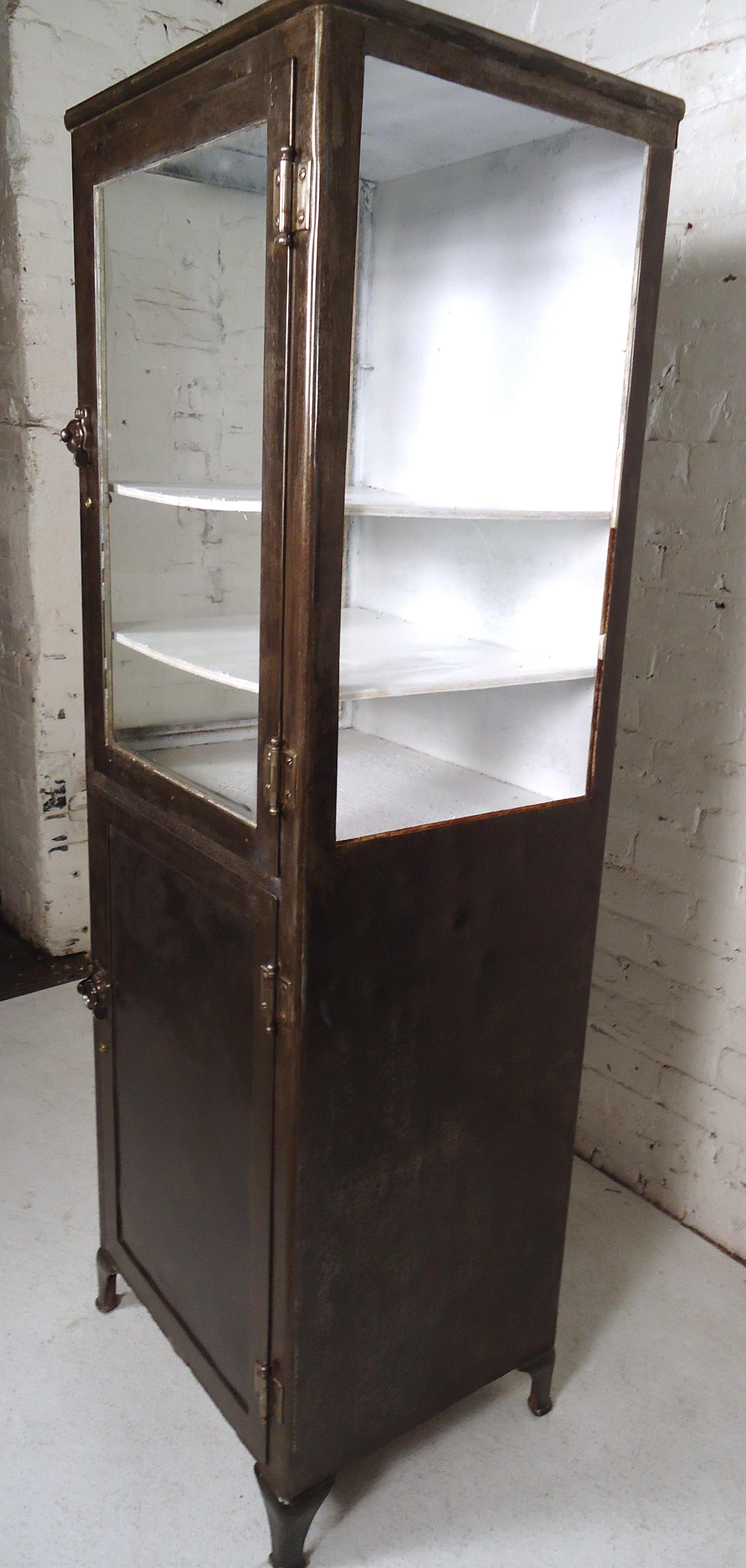 Restaurierter industrieller medizinischer Vintage-Schrank im Zustand „Gut“ in Brooklyn, NY
