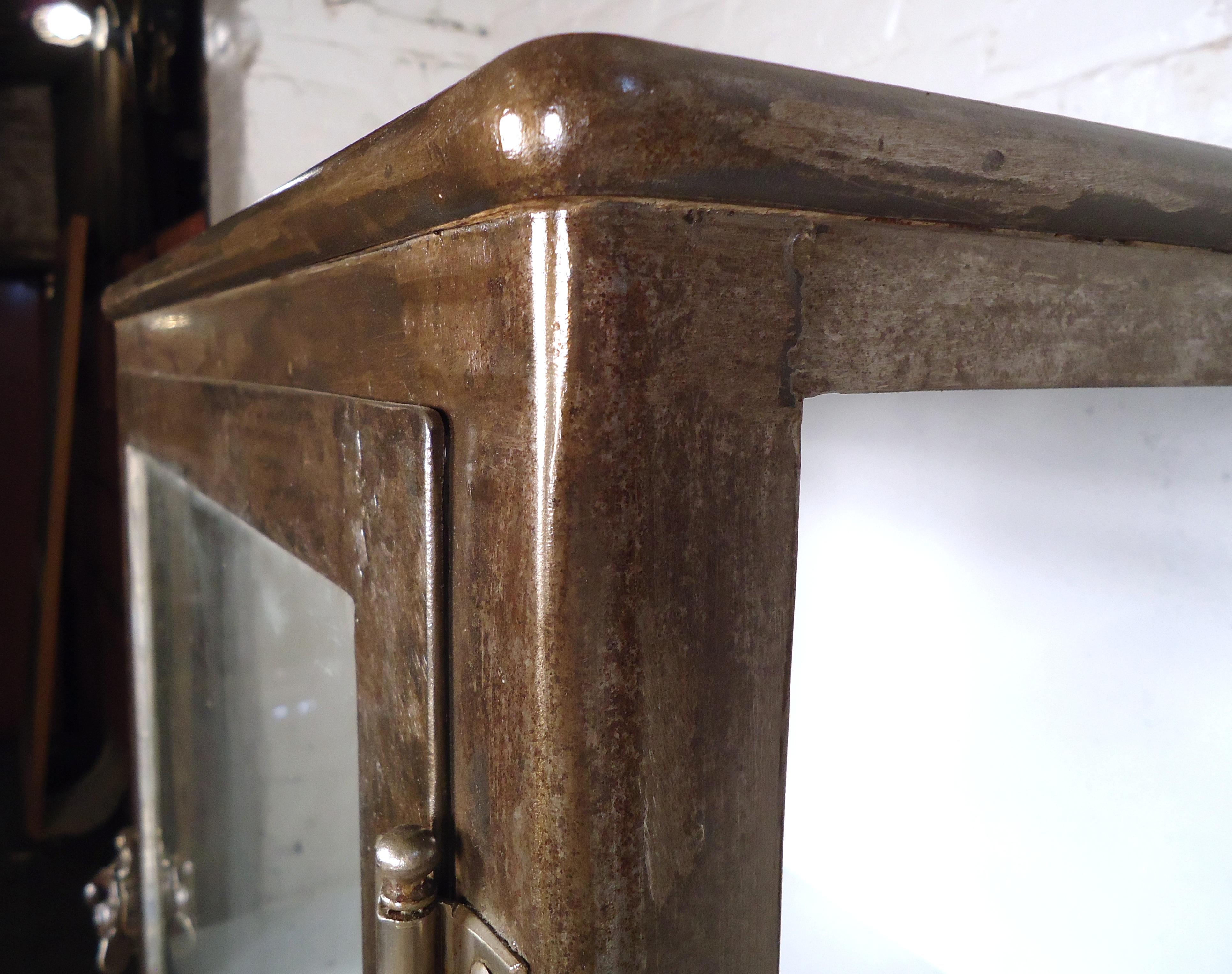 Restaurierter industrieller medizinischer Vintage-Schrank (Metall)