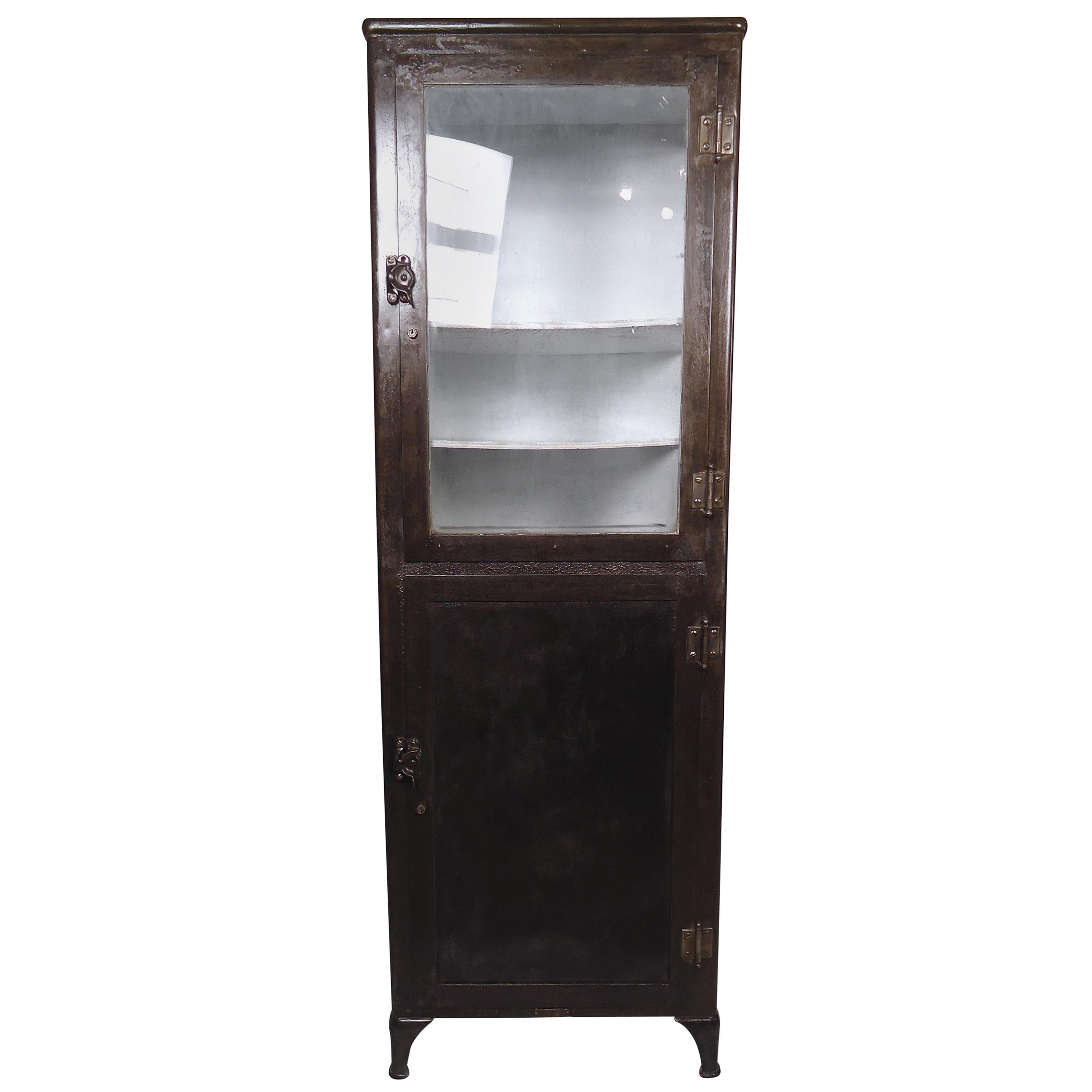 Metallschrank für Ärzte im Vintage-Stil, industriell nachbearbeitet. Auffällige Ausführung aus blankem Metall mit Glaswänden und Holzeinlegeböden. 

(Bitte bestätigen Sie den Standort des Artikels - NY oder NJ - mit dem Händler).
 