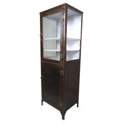 Restaurierter industrieller medizinischer Vintage-Schrank