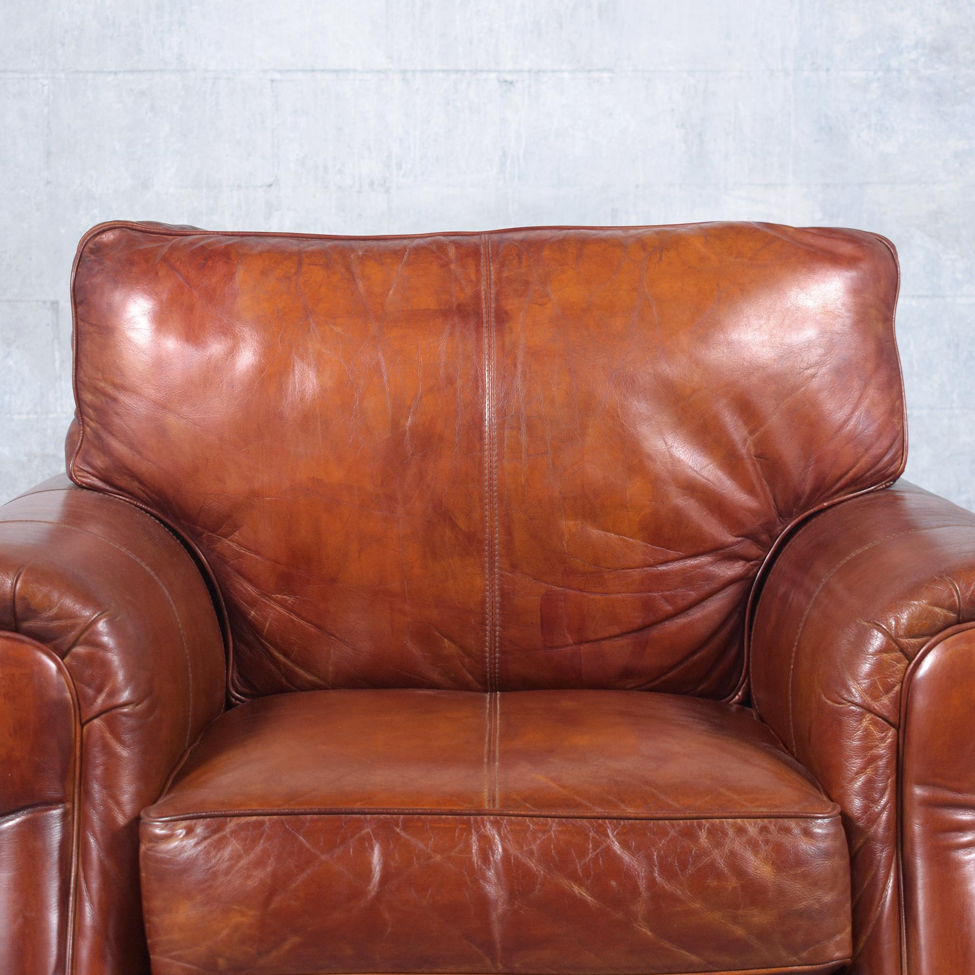 Sculpté Fauteuils Vintage en cuir restaurés en Brown Cognac avec pieds en chignon sculptés en vente