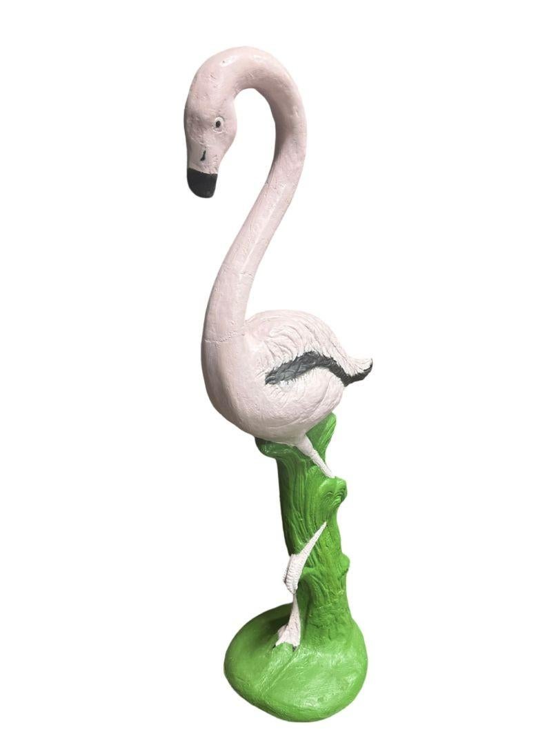 Diese sorgfältig restaurierte, lebensgroße Vintage-Statue in Rosa Flamingo besticht durch ihre leuchtenden Farben und naturgetreuen Details. Er steht hoch und erinnert an Nostalgie und Launenhaftigkeit. Er eignet sich perfekt, um Gärten, Terrassen