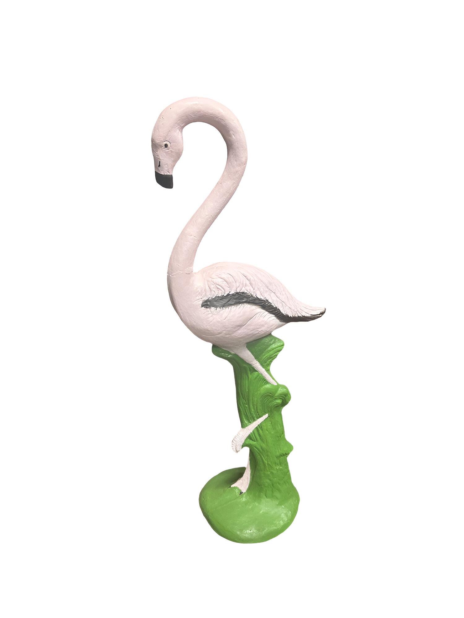 Queste statue vintage a grandezza naturale di fenicotteri rosa, meticolosamente restaurate, affascinano con le loro tonalità vivaci e i dettagli realistici. In alto, evoca nostalgia e stravaganza, perfetta per aggiungere un tocco giocoso a giardini,
