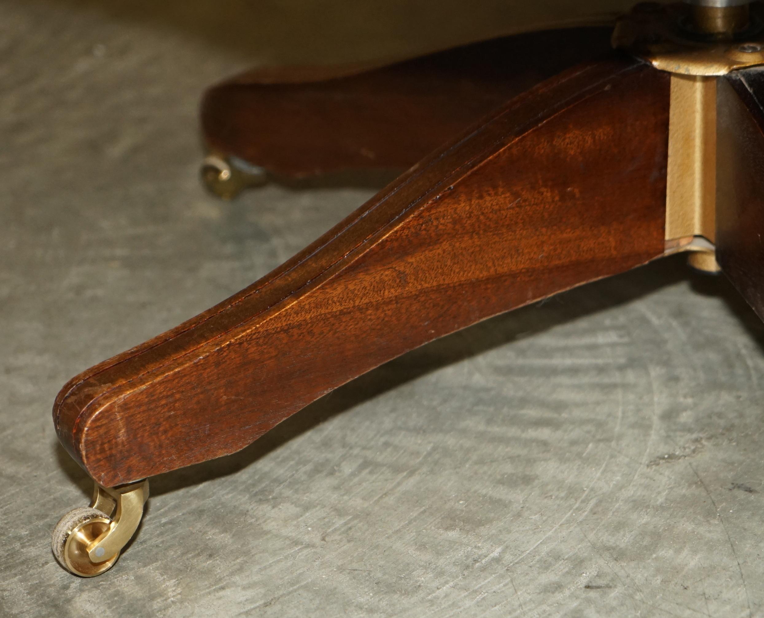 Fauteuil vintage restauré en bois dur et cuir marron Chesterfield Captains Directors en vente 4