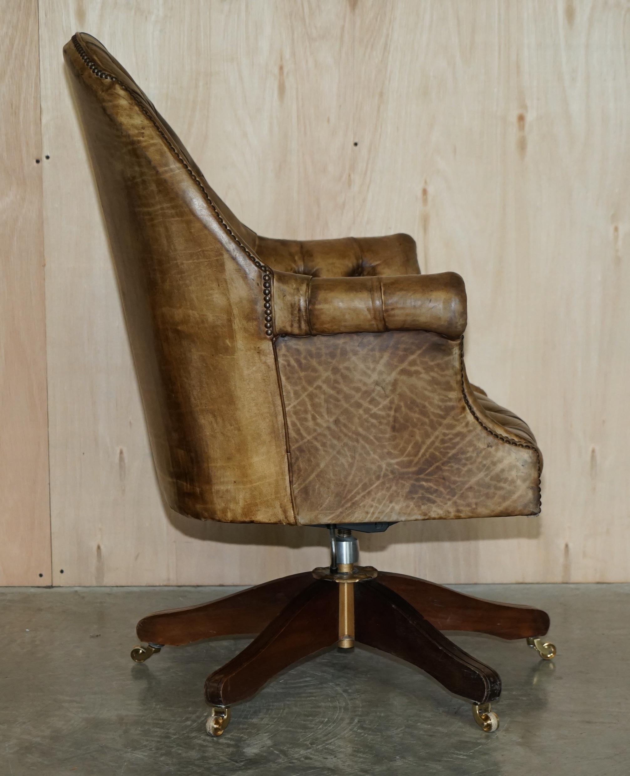 Fauteuil vintage restauré en bois dur et cuir marron Chesterfield Captains Directors en vente 6