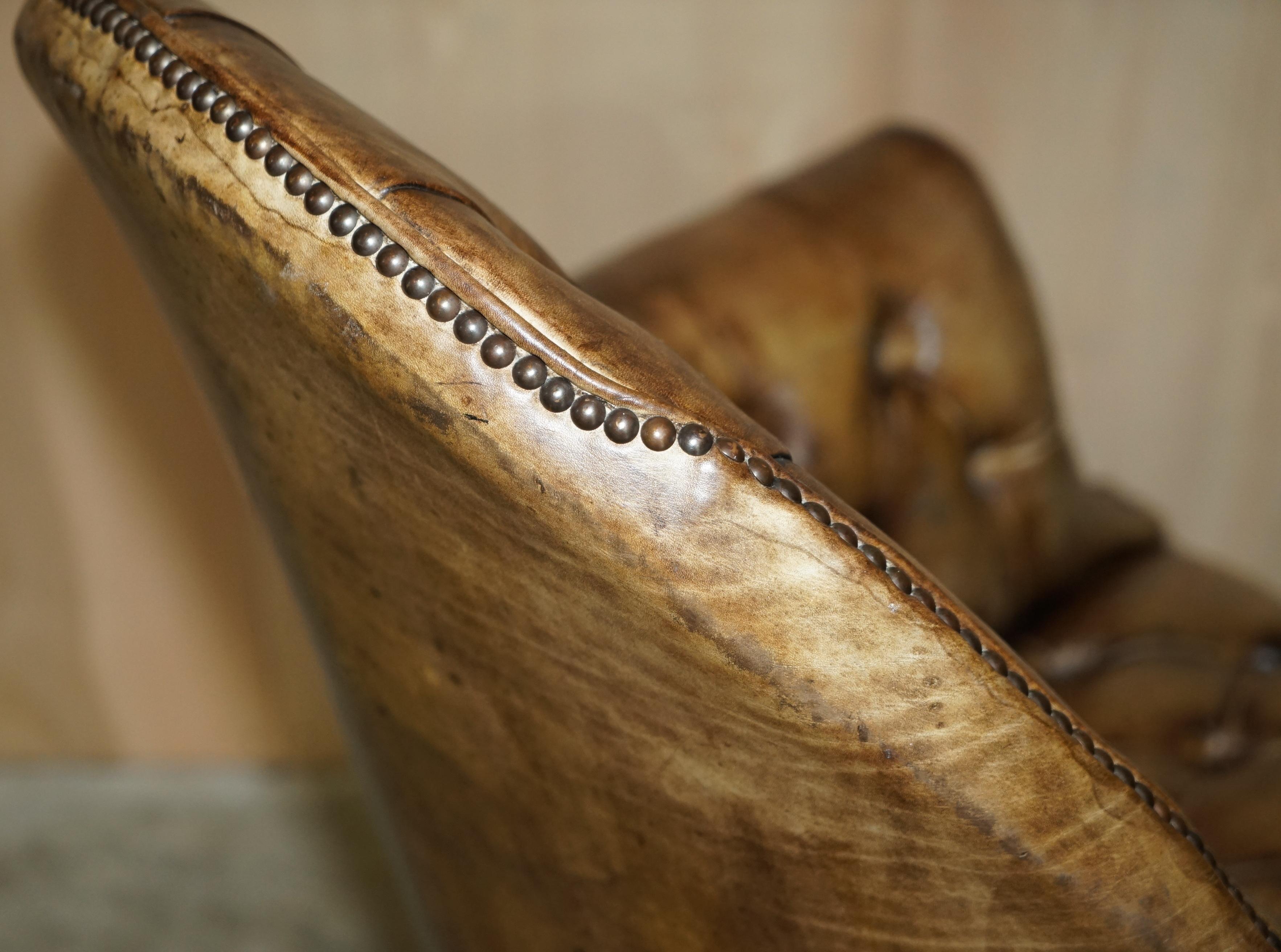 Fauteuil vintage restauré en bois dur et cuir marron Chesterfield Captains Directors en vente 8