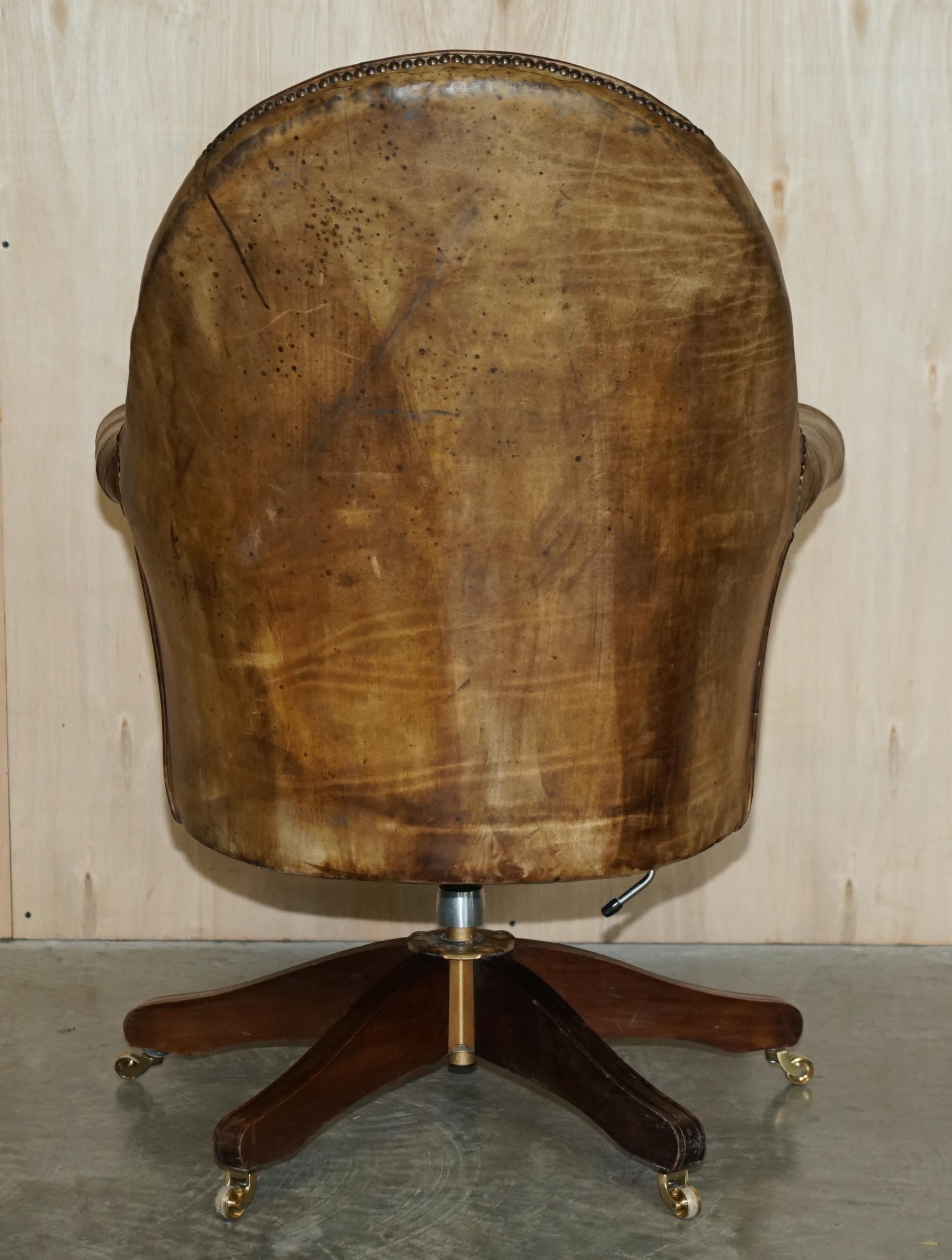 Fauteuil vintage restauré en bois dur et cuir marron Chesterfield Captains Directors en vente 9