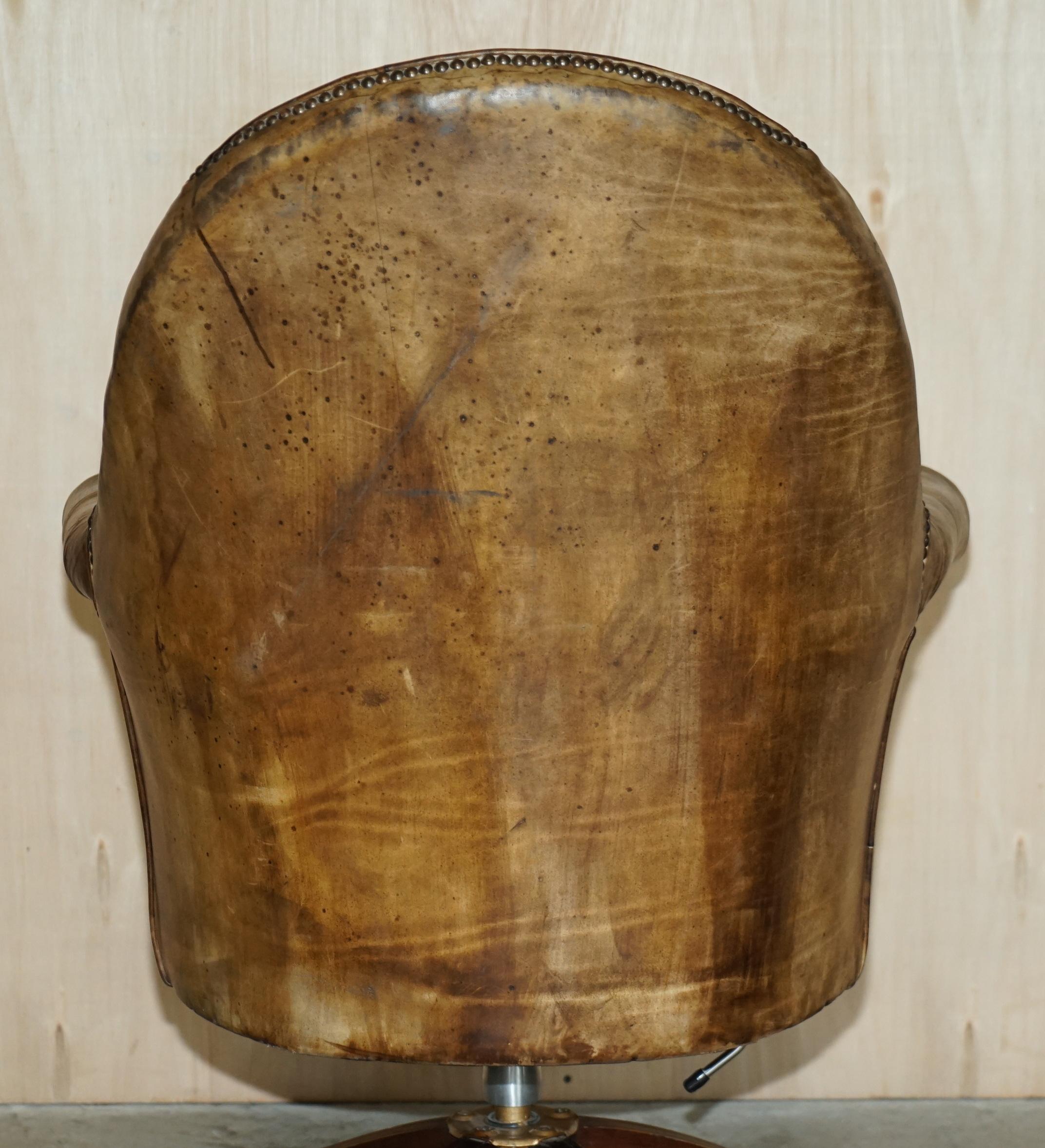 Fauteuil vintage restauré en bois dur et cuir marron Chesterfield Captains Directors en vente 10