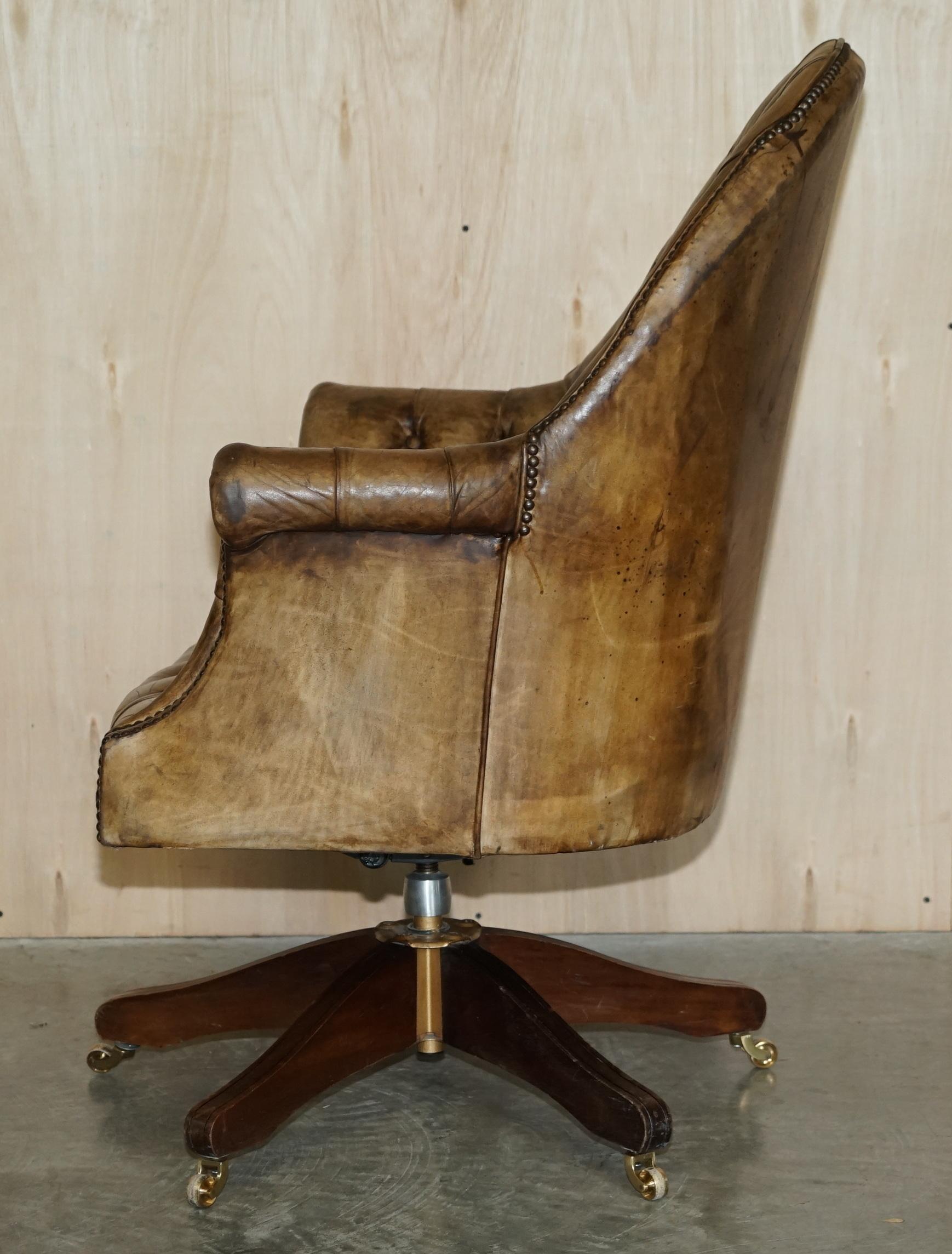 Fauteuil vintage restauré en bois dur et cuir marron Chesterfield Captains Directors en vente 11