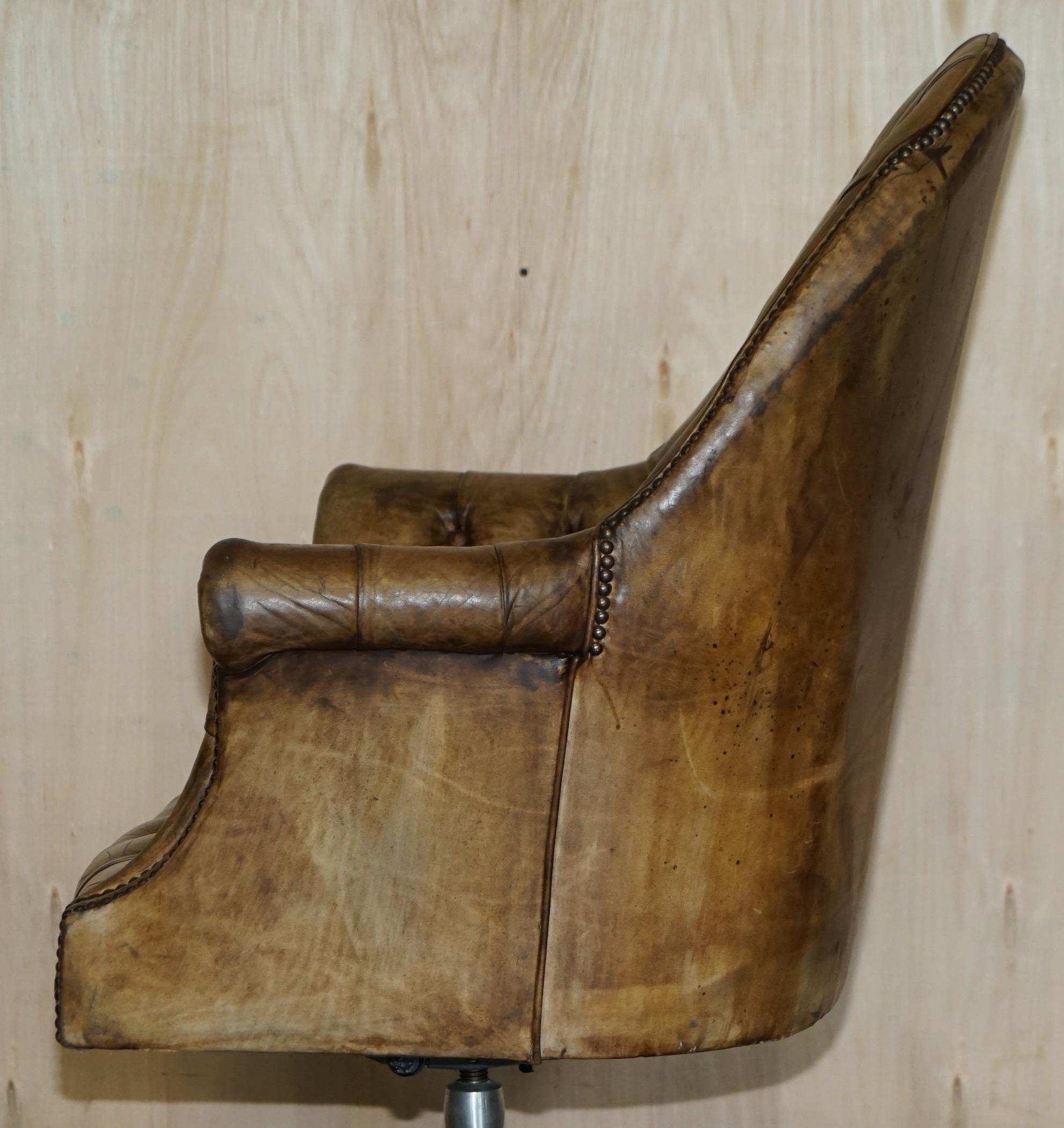 Fauteuil vintage restauré en bois dur et cuir marron Chesterfield Captains Directors en vente 12