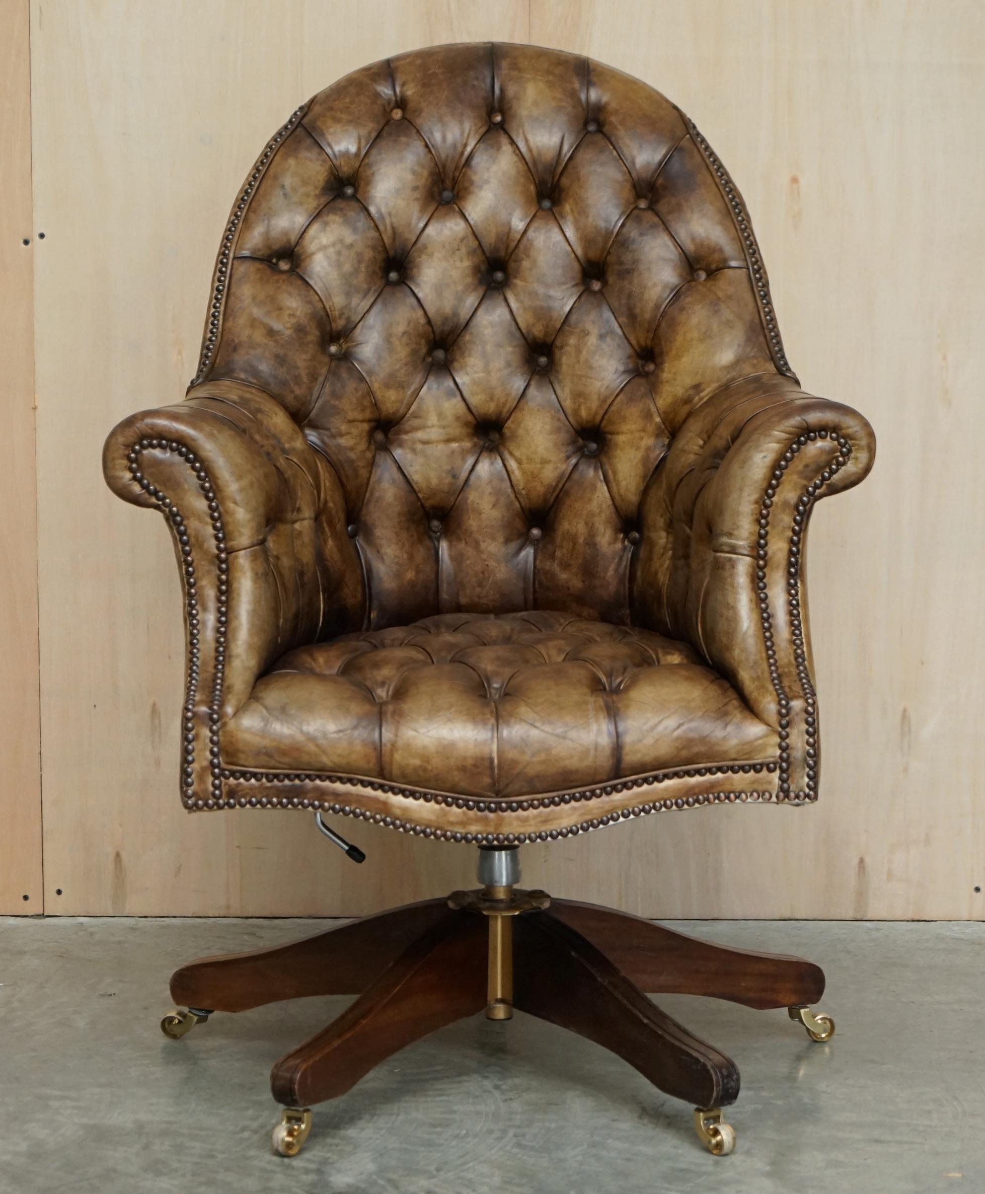 Nous sommes ravis d'offrir à la vente cette belle chaise de directeur Chesterfield touffetée, légèrement restaurée en cuir d'origine, teintée à la main en cuir brun acajou.

Une chaise de réalisateur très belle, bien faite et confortable. Son