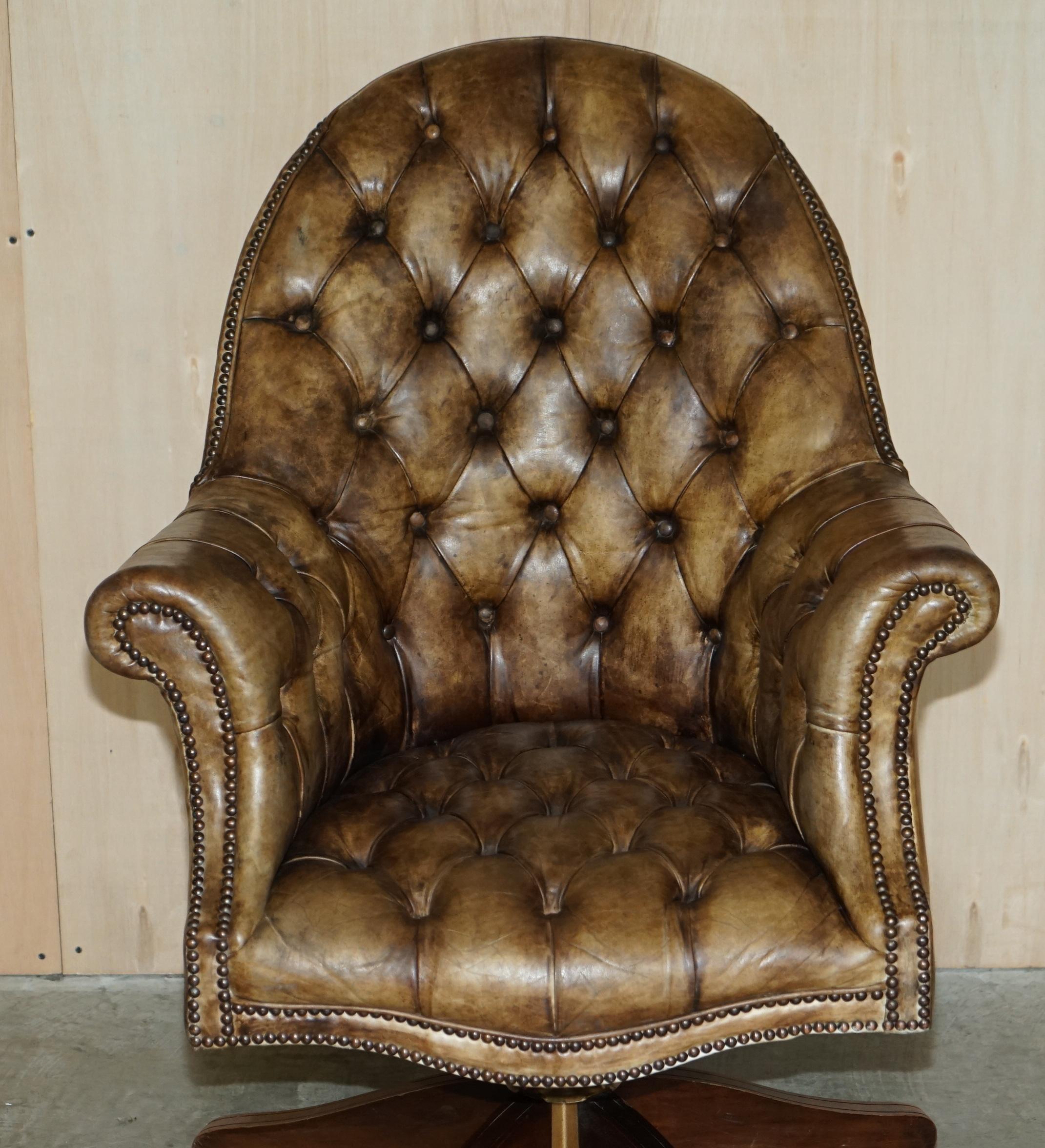 Art déco Fauteuil vintage restauré en bois dur et cuir marron Chesterfield Captains Directors en vente