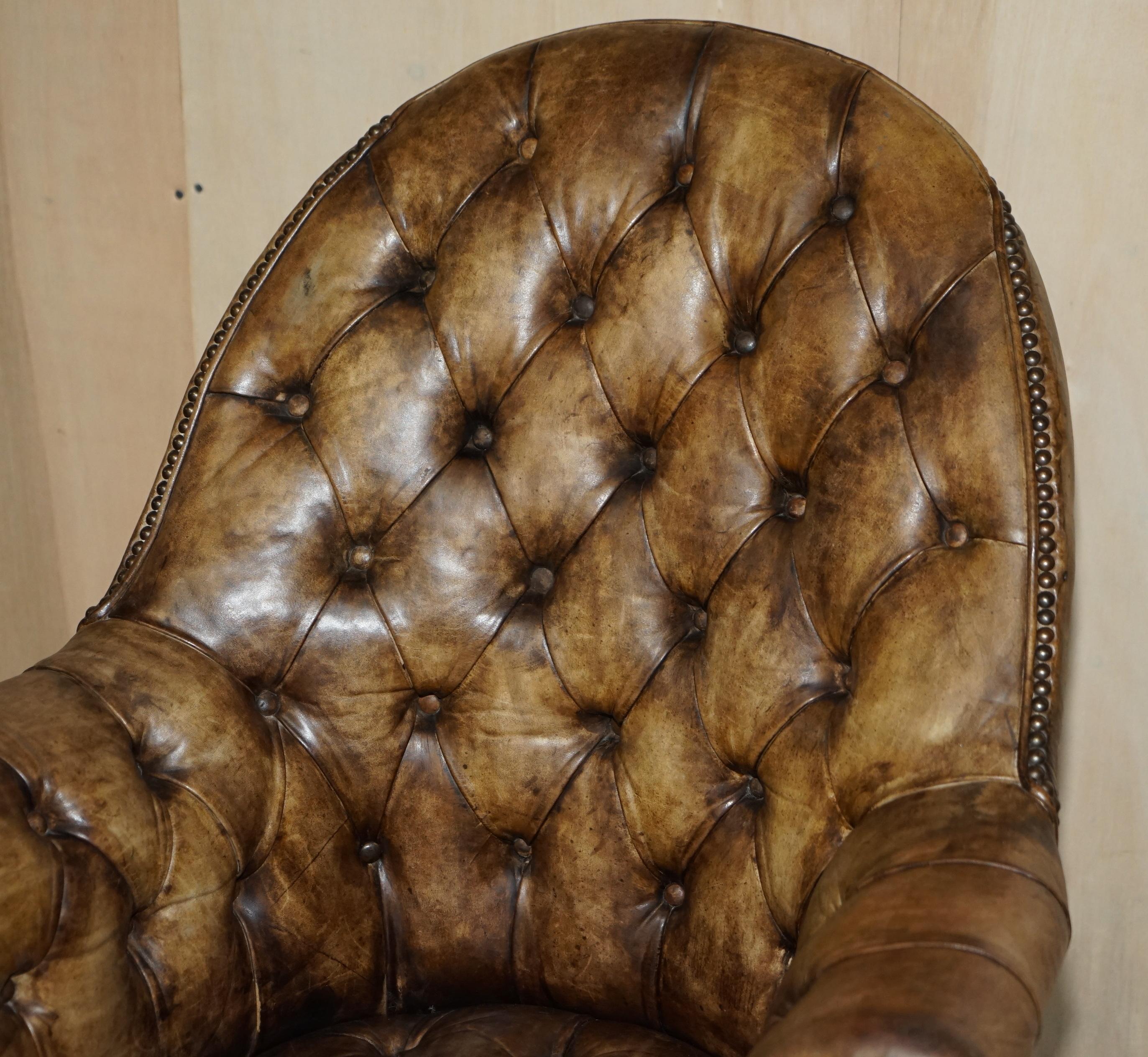 Anglais Fauteuil vintage restauré en bois dur et cuir marron Chesterfield Captains Directors en vente