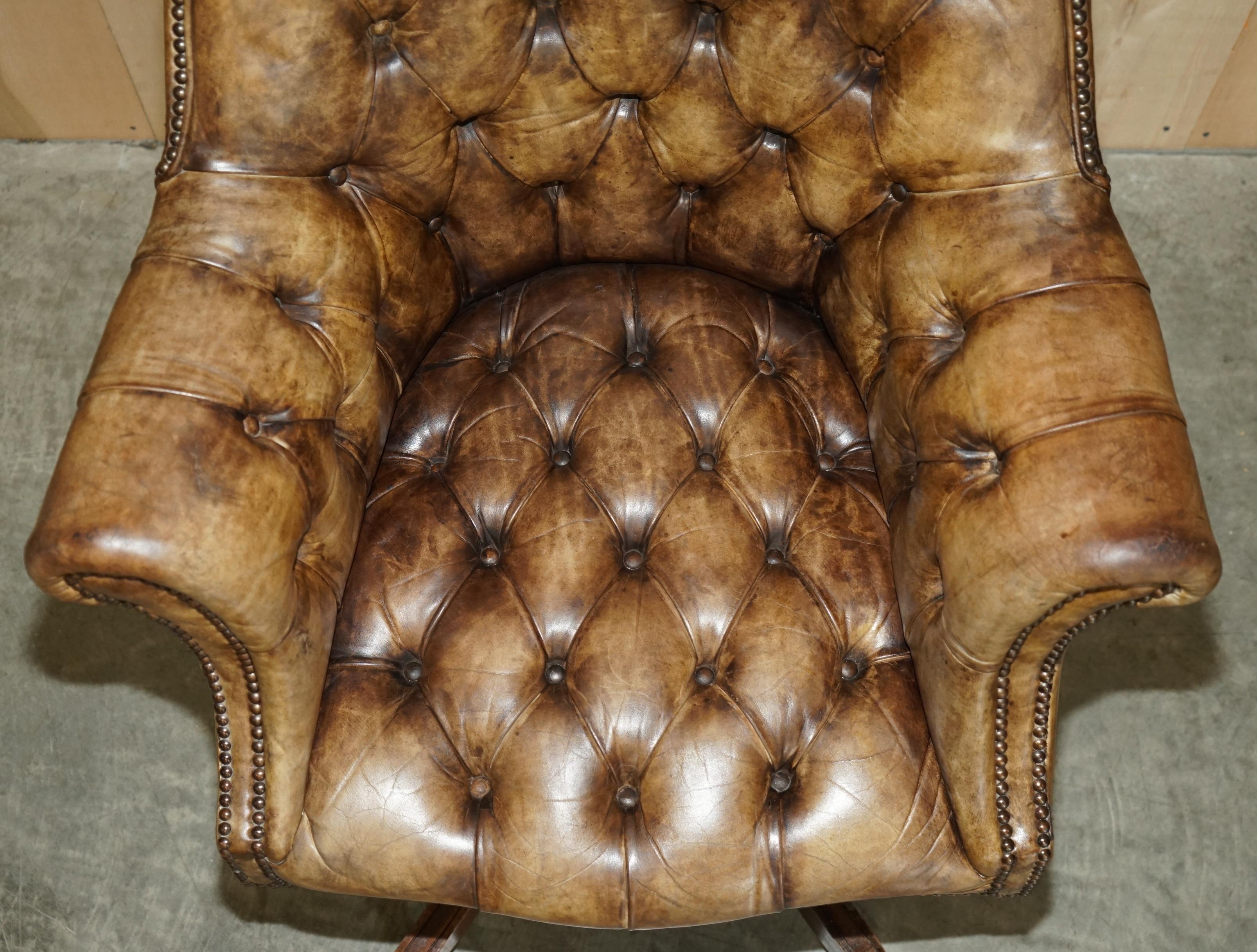 Fait main Fauteuil vintage restauré en bois dur et cuir marron Chesterfield Captains Directors en vente