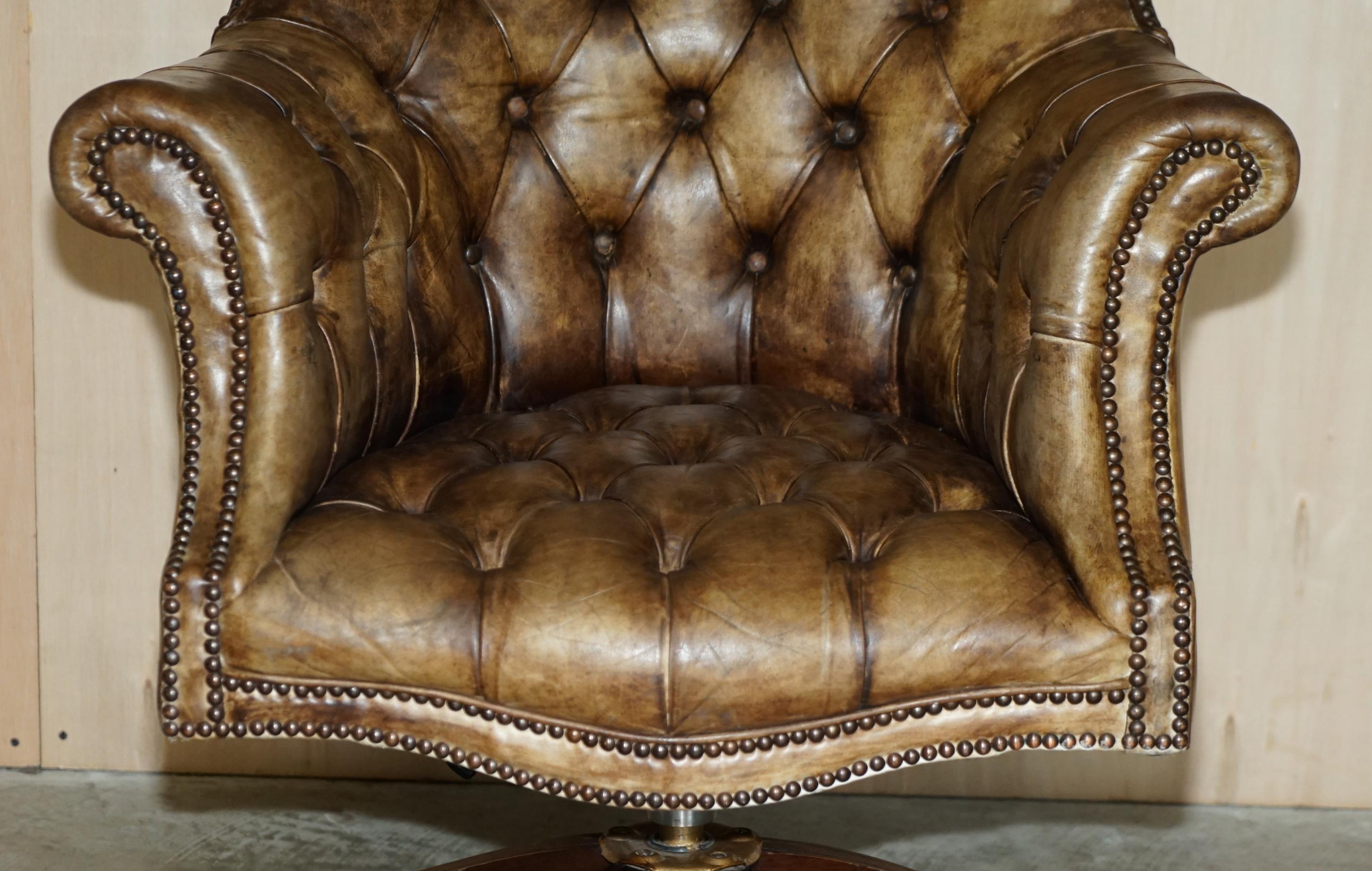 Fauteuil vintage restauré en bois dur et cuir marron Chesterfield Captains Directors en vente 1